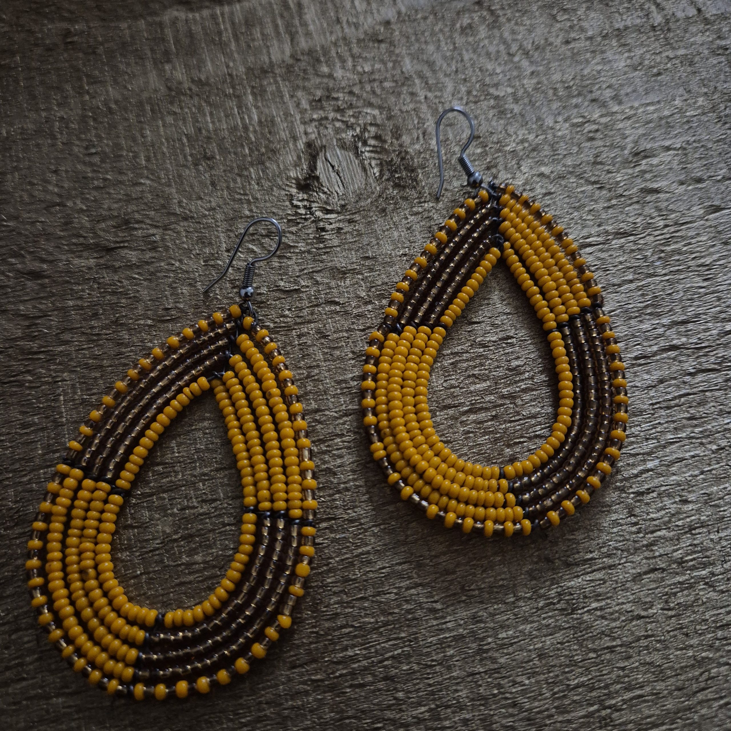 Boucle d'oreille africaines en perle dorée et crochet en acier inoxydable – Image 2