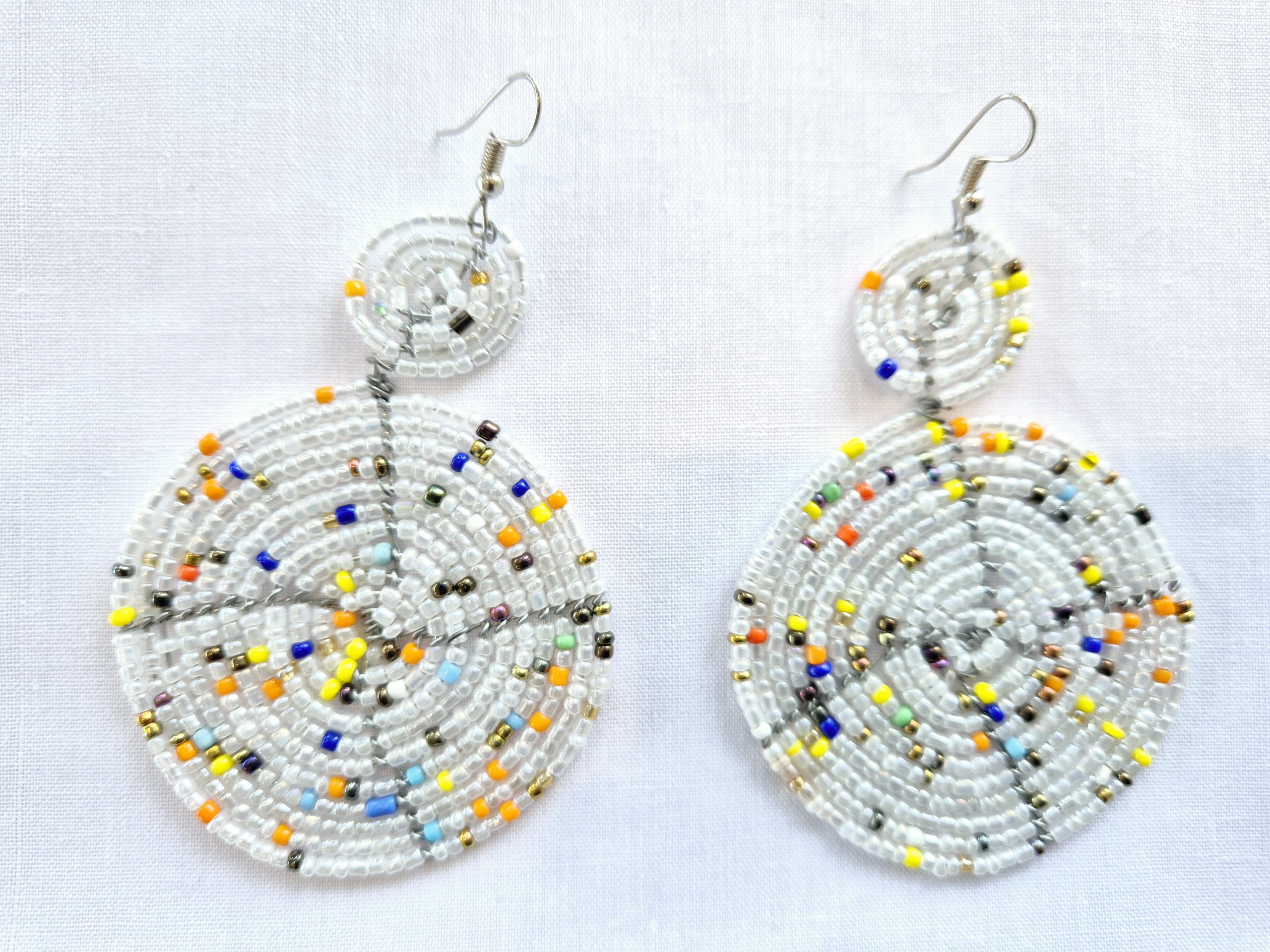 boucle d'oreille en perle blanche Boucles d'oreilles africaines en perles, boucles d'oreilles zoulou, boucles d'oreilles Massaï, boucles d'oreilles pendantes et pendantes, boucles d'oreilles tribales, boucles d'oreilles à franges, cadeau de Noël pour elle