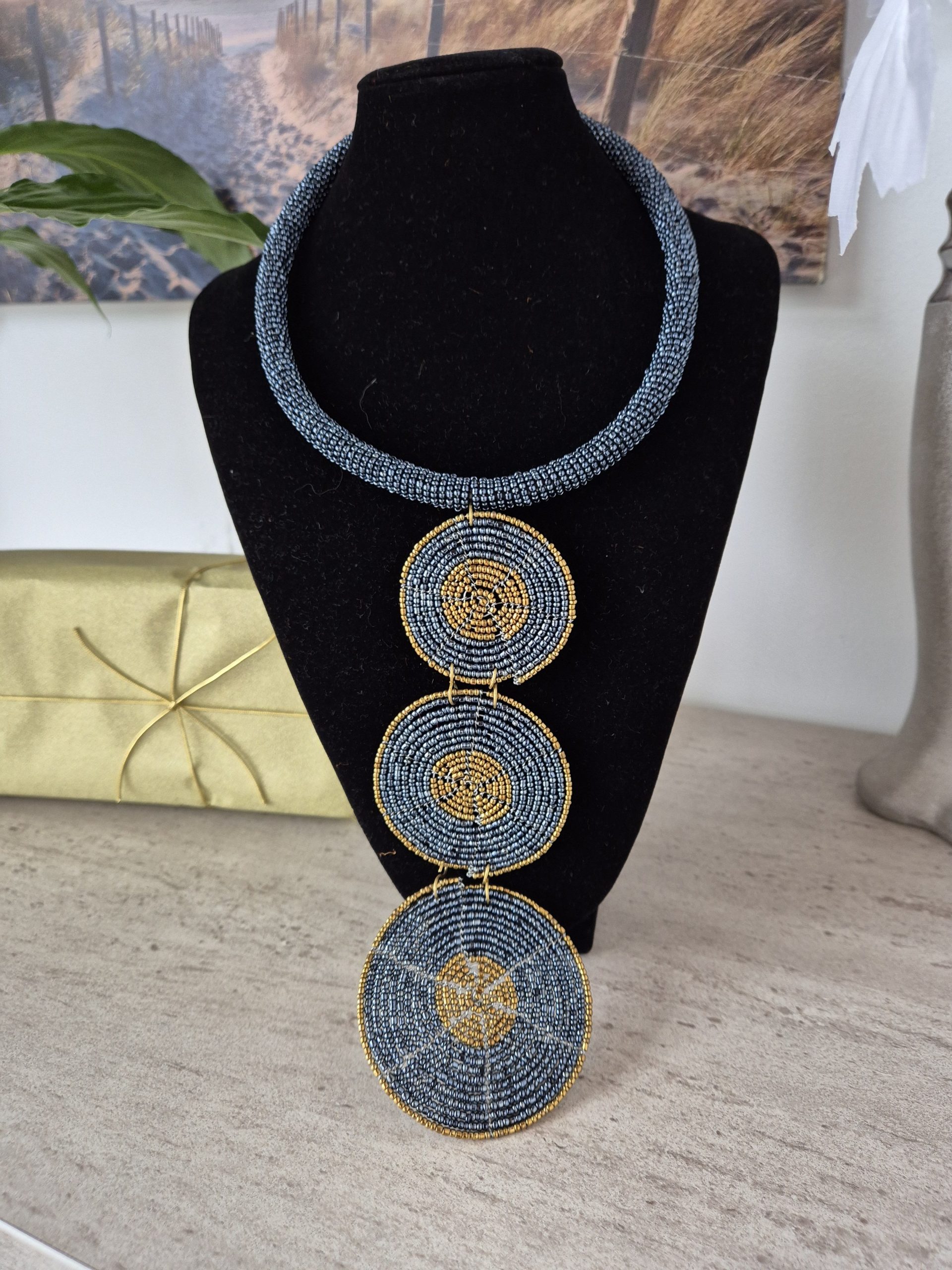 Collier Massai gris et dorée – Image 2