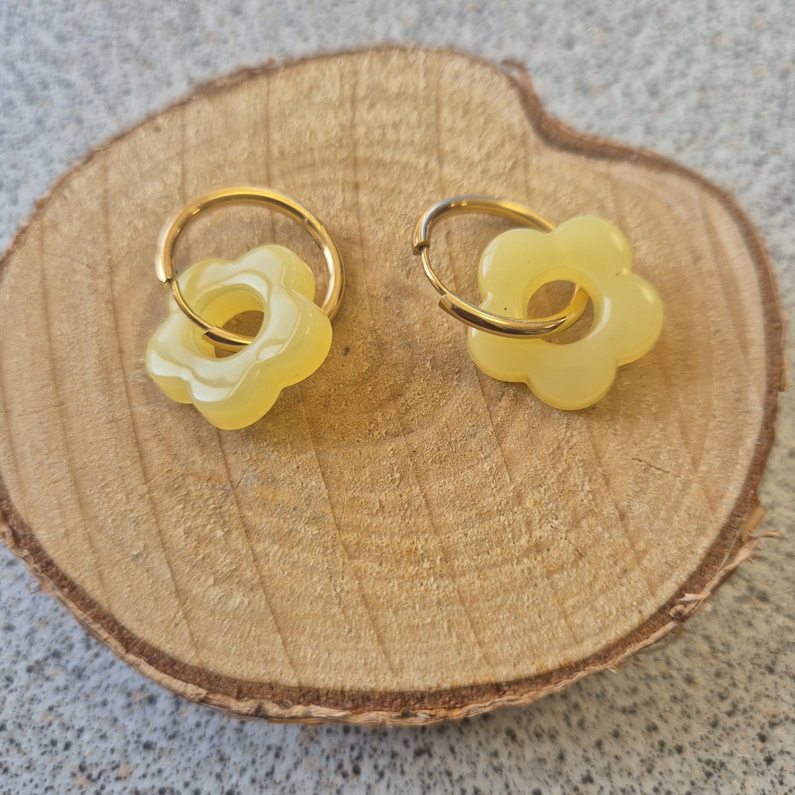 Petites créoles en résine époxy avec anneau en acier inoxydable doré. – Image 2