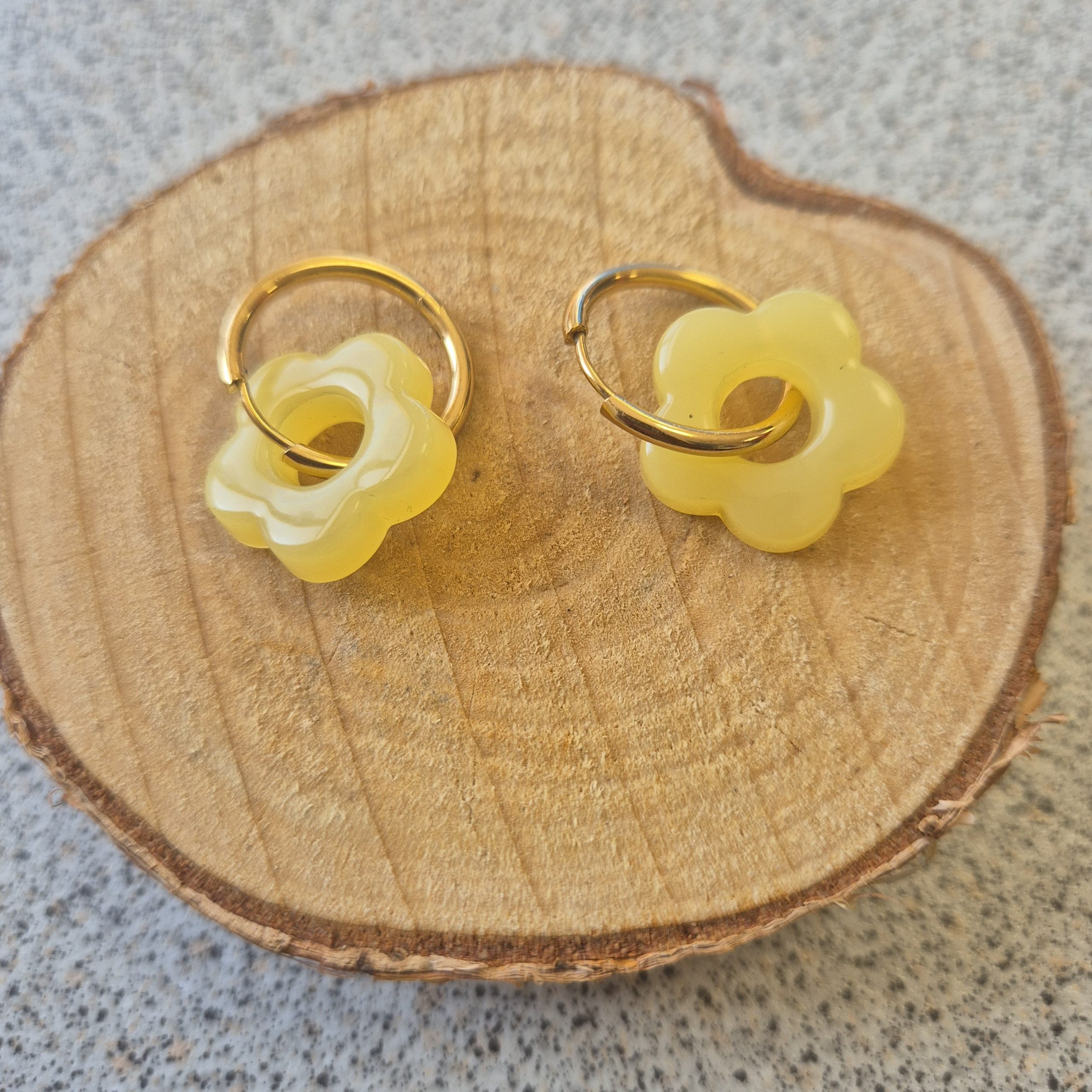 Petites créoles en résine époxy avec anneau en acier inoxydable doré.