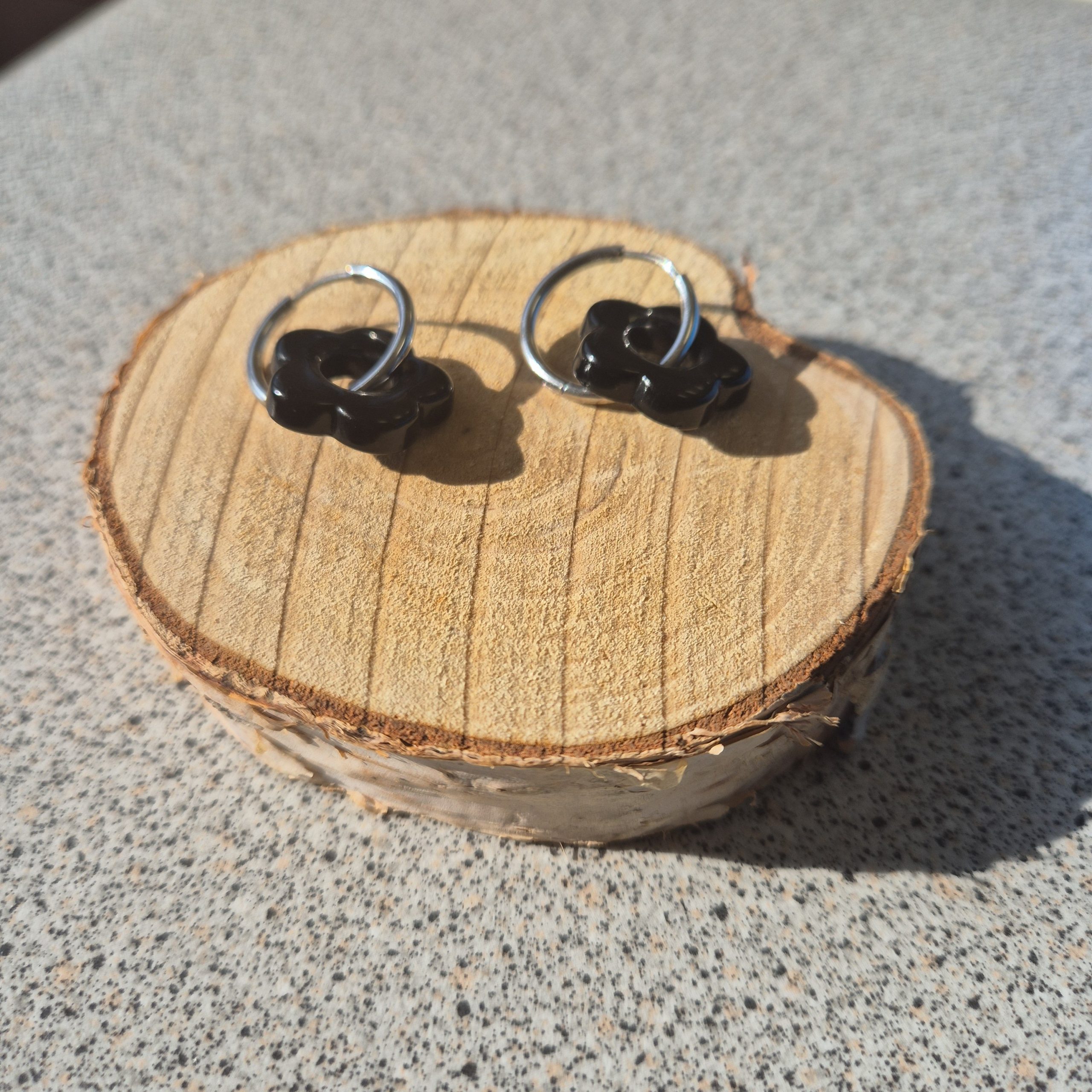 Petites créoles en résine époxy avec anneau en acier inoxydable doré.
Boucle d'oreilles fleur en résine Epoxy – Image 3