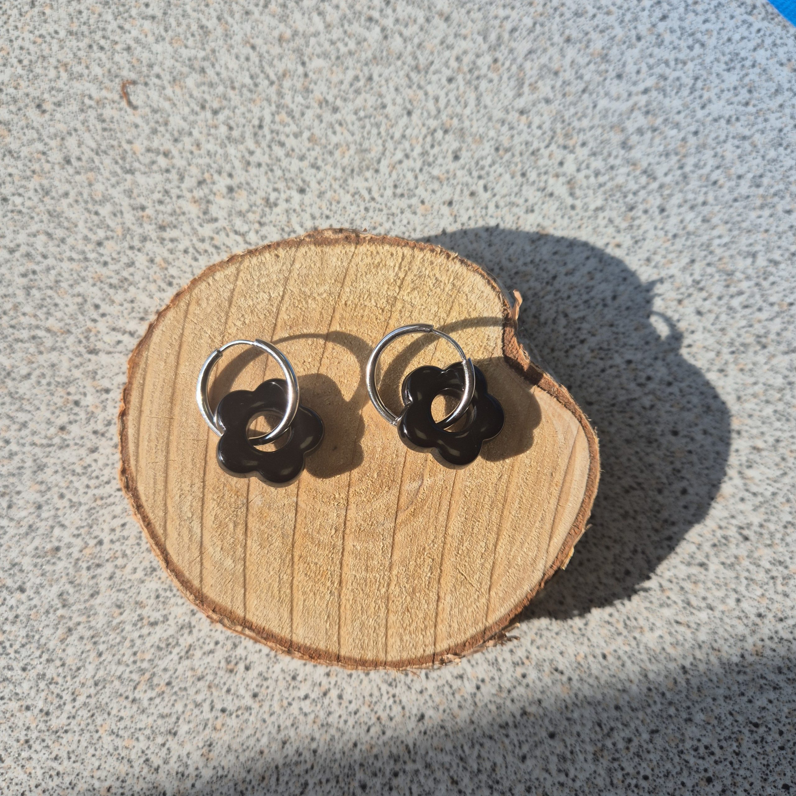 Petites créoles en résine époxy avec anneau en acier inoxydable doré.
Boucle d'oreilles fleur en résine Epoxy – Image 2