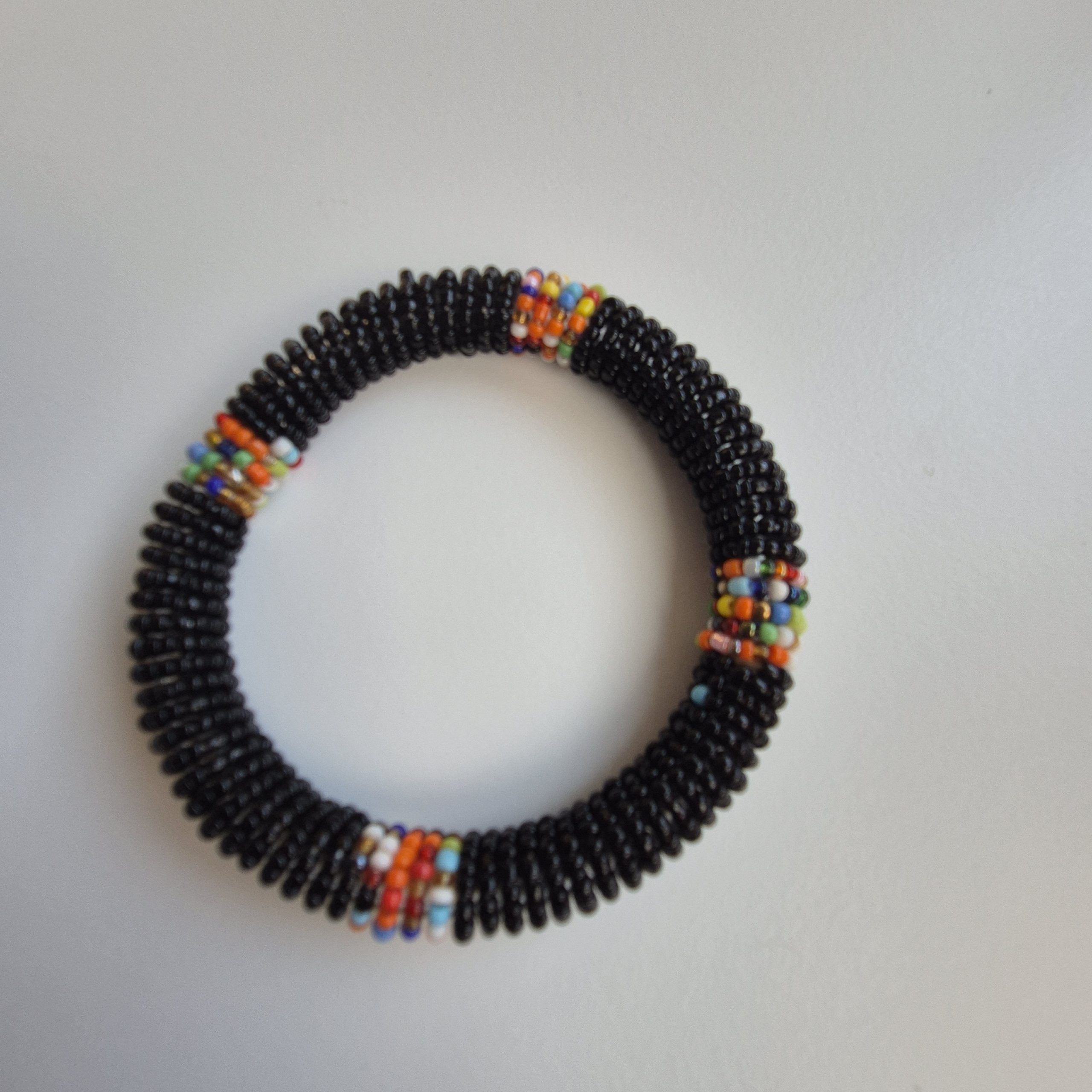 Bracelet de poignet Massaï. Bracelet en perles noires et multicolores – Image 3