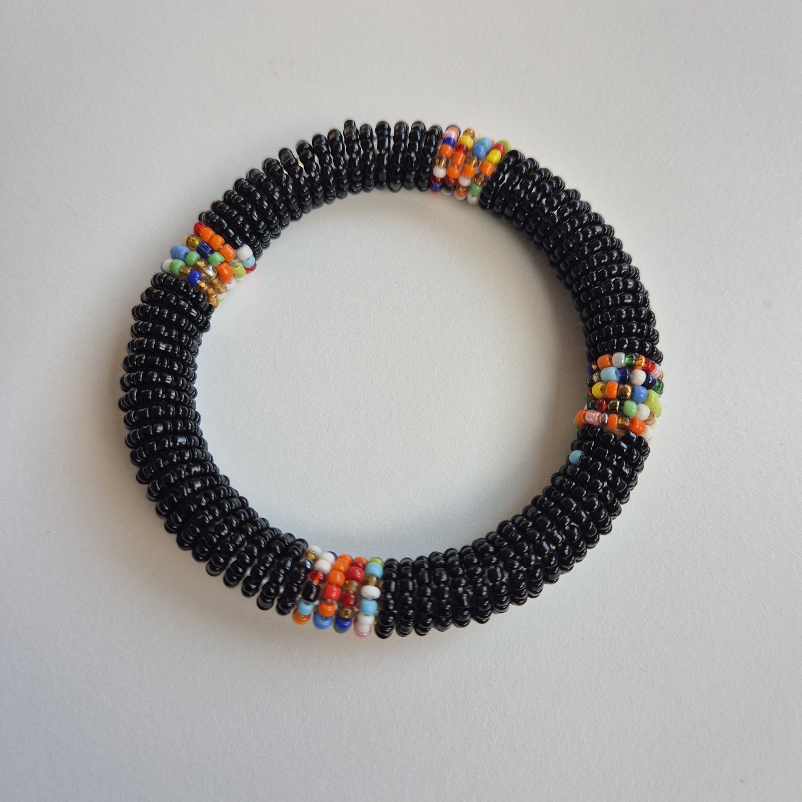 Bracelet de poignet Massaï. Bracelet en perles noires et multicolores – Image 2