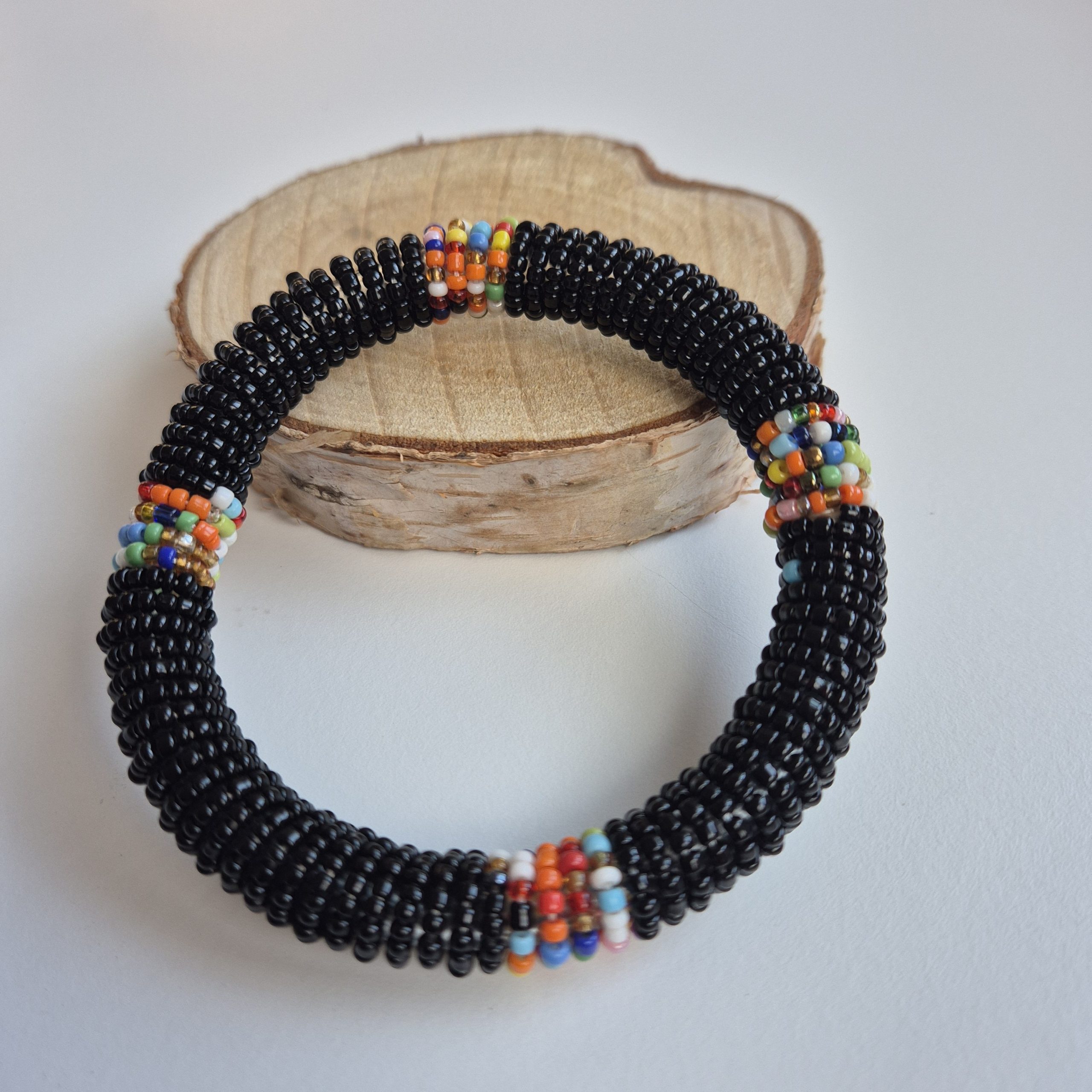 Bracelet de poignet Massaï. Bracelet en perles noires et multicolores – Image 4