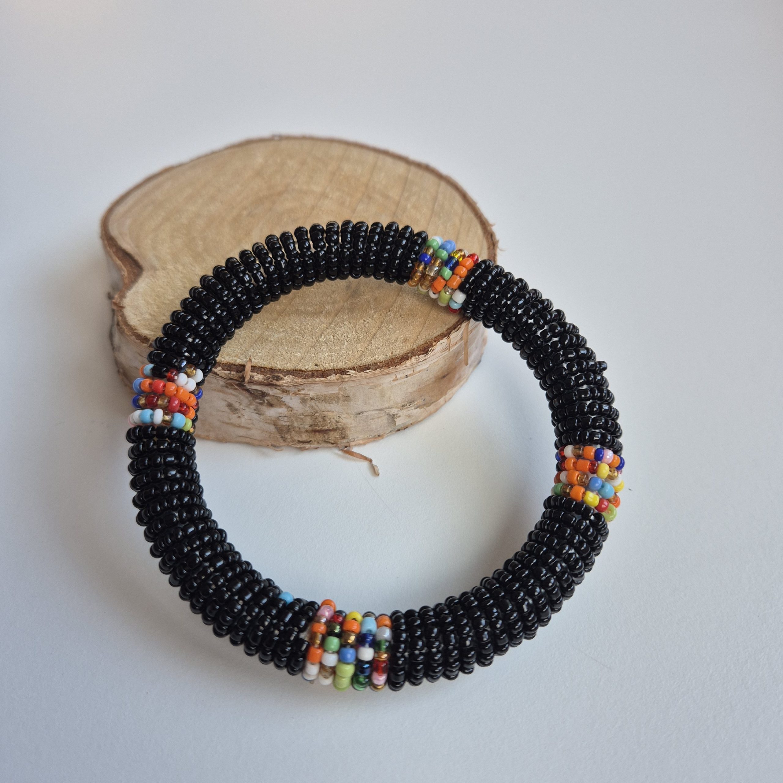 Bracelet de poignet Massaï. Bracelet en perles noires et multicolores