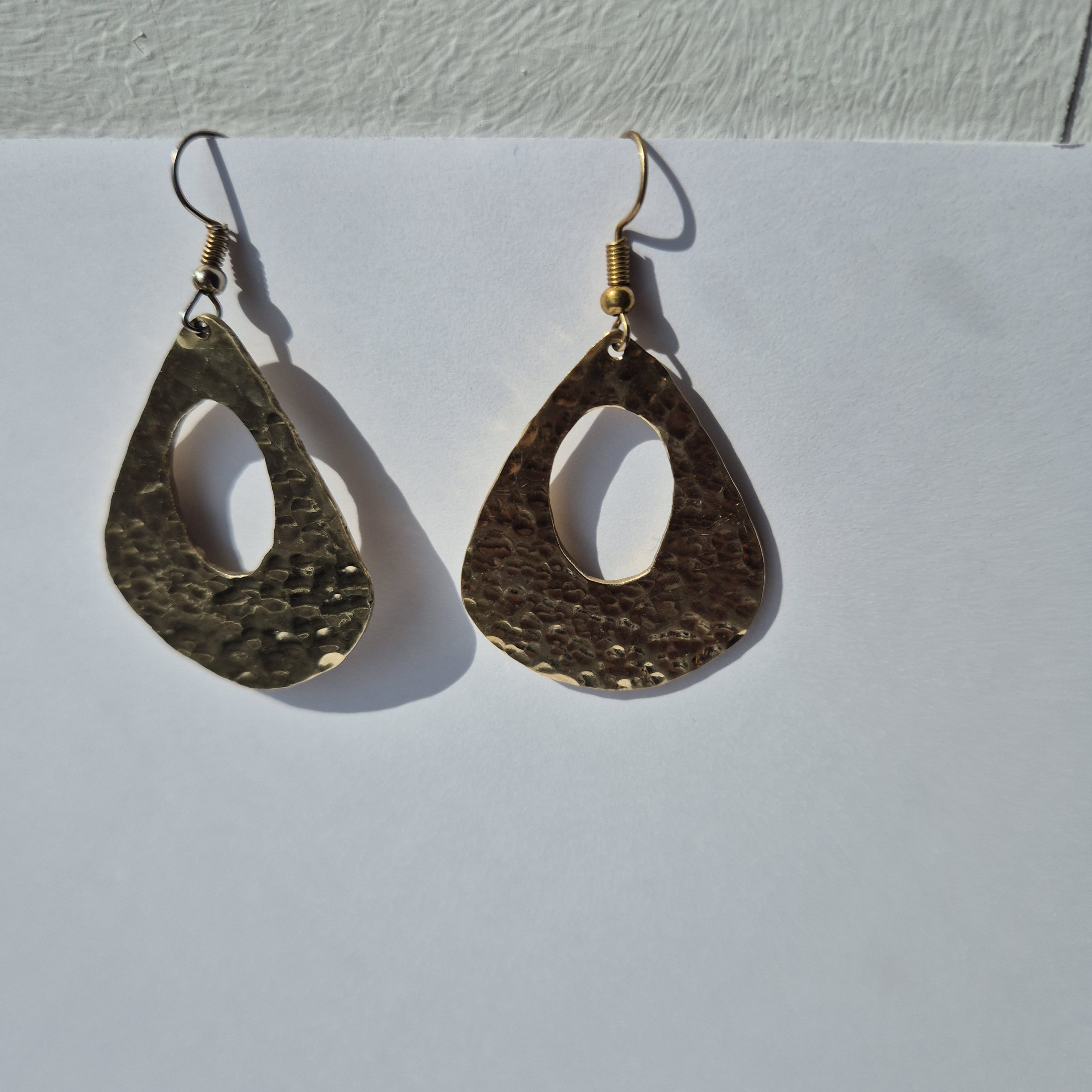 Boucle d'oreilles Massai en laiton doré – Image 4