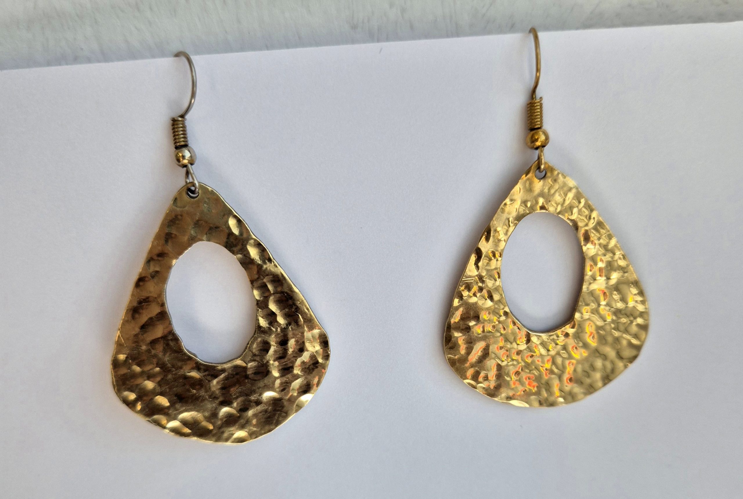 Boucle d'oreilles Massai en laiton doré – Image 3