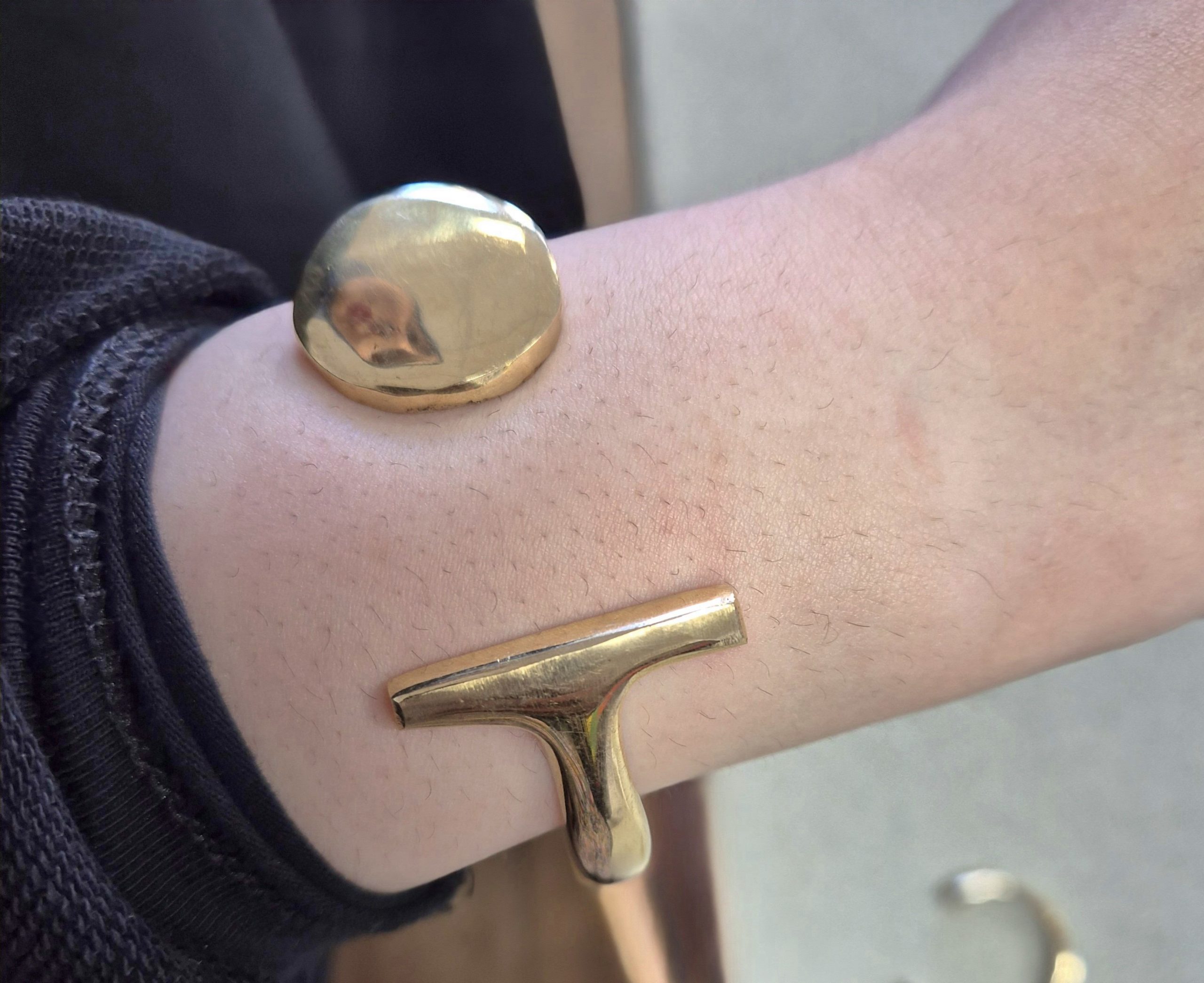 Bracelet manchette en laiton doré avec ouverture – Image 6