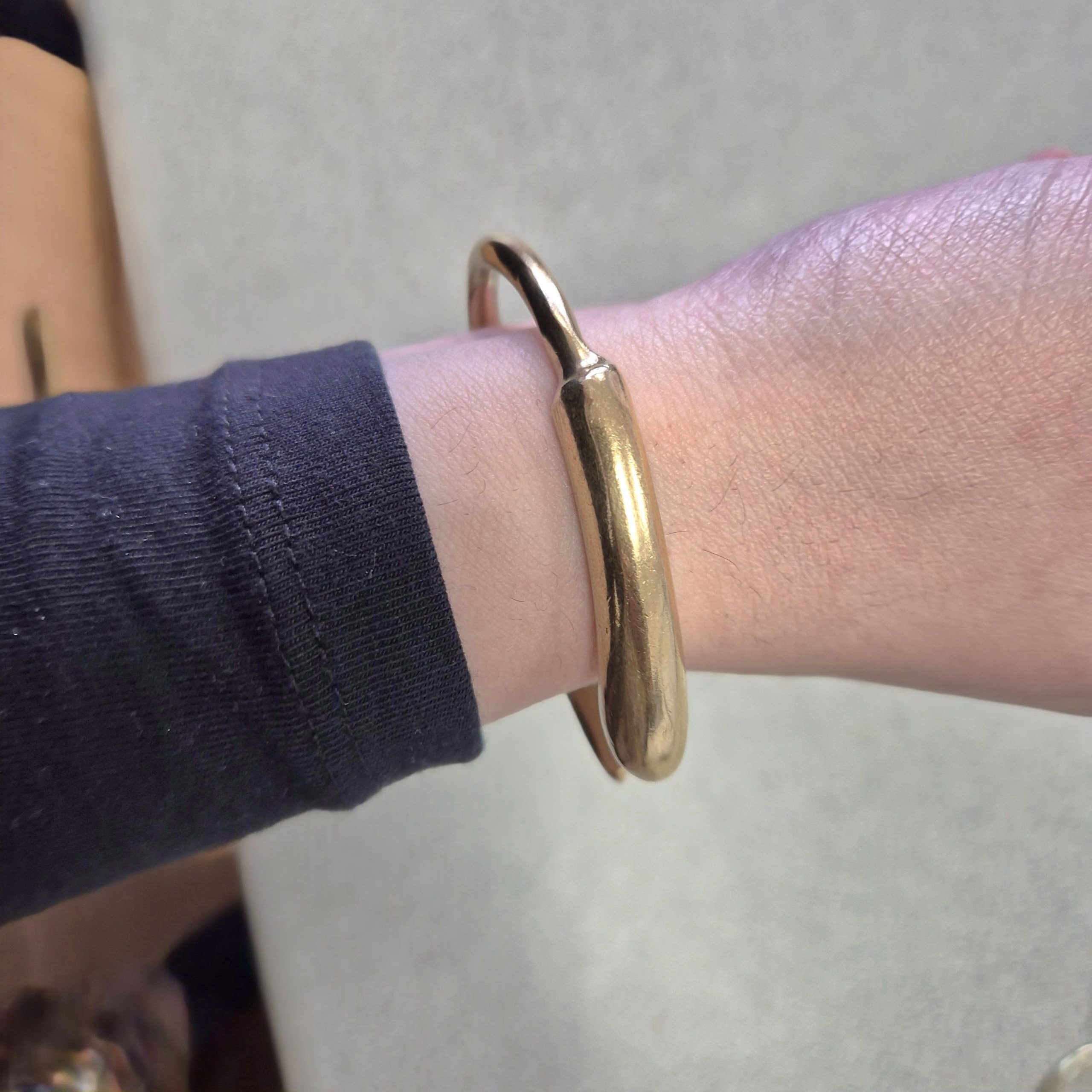 Bracelet manchette en laiton doré avec ouverture – Image 2