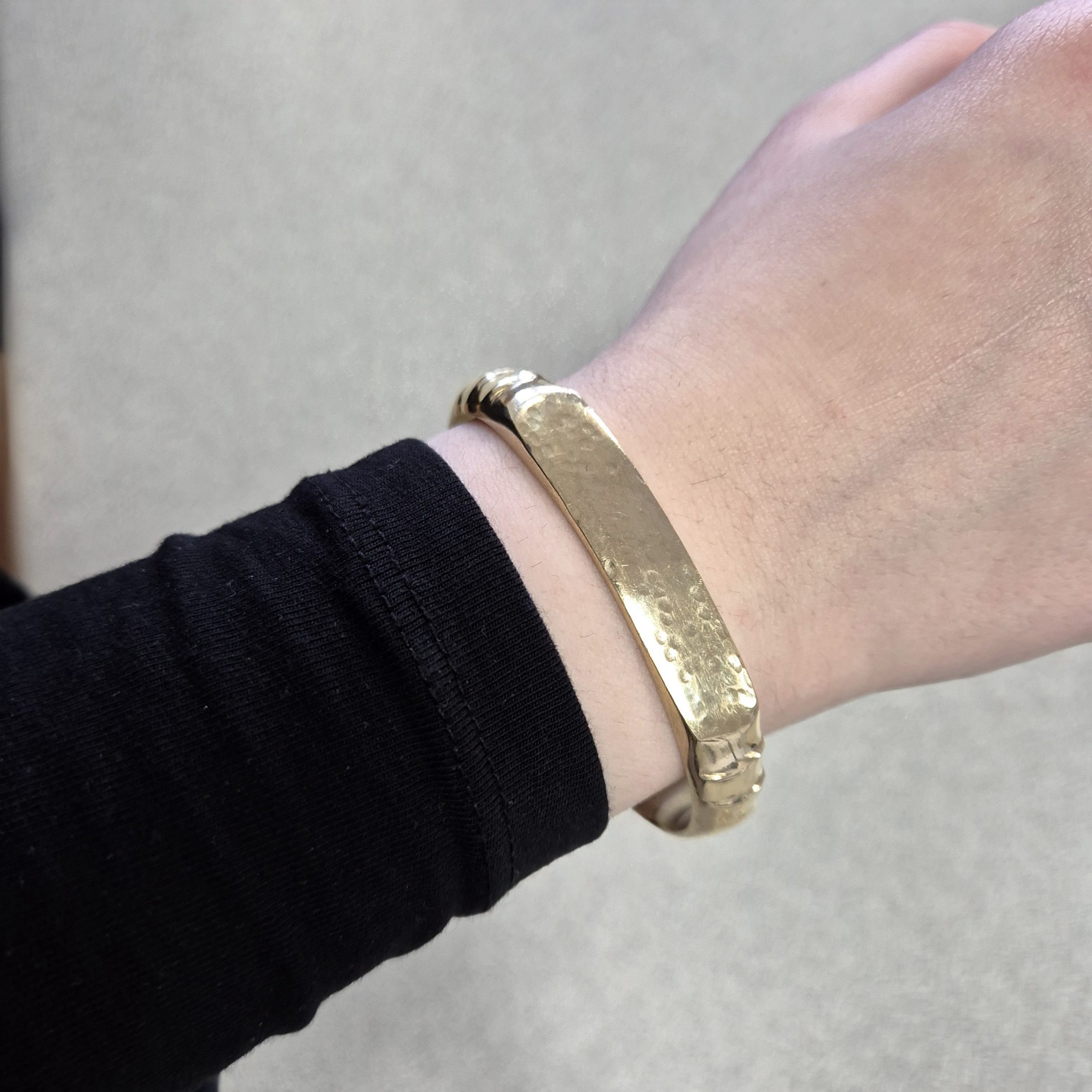 Bracelet manchette en laiton doré avec ouverture – Image 7