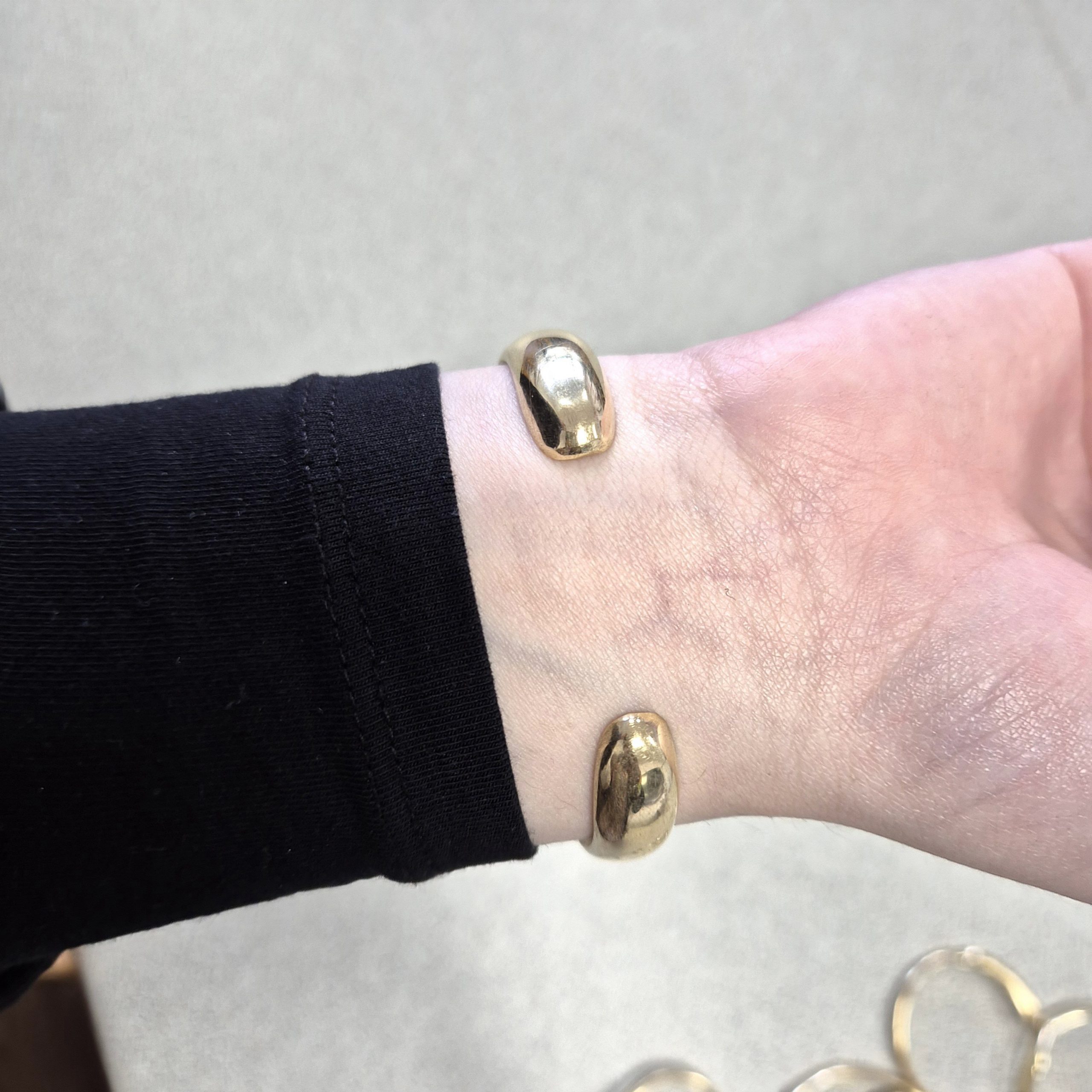 Bracelet manchette en laiton doré avec ouverture – Image 10