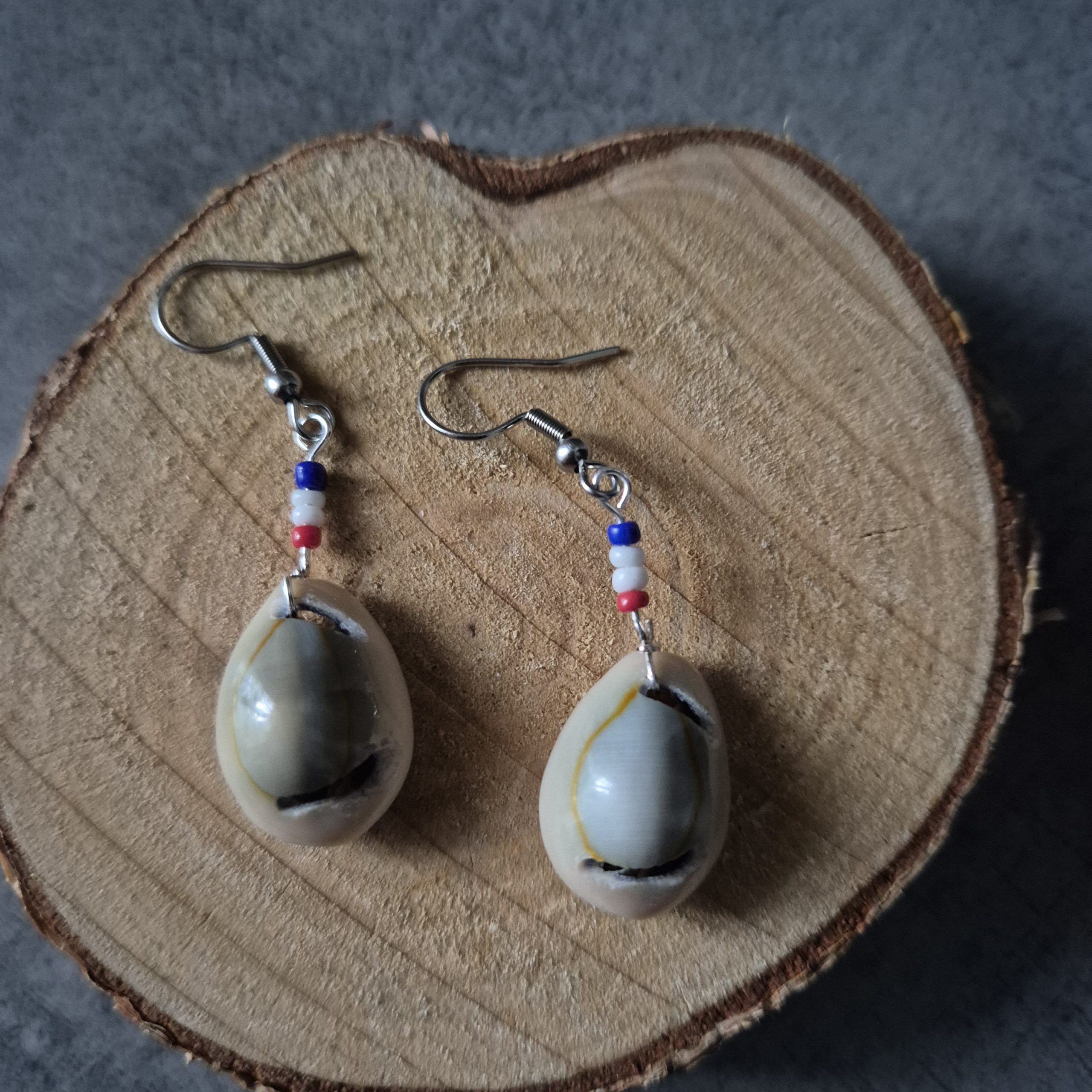 Boucles d’oreilles coquillage en acier inoxydable et perles colorées – Image 3