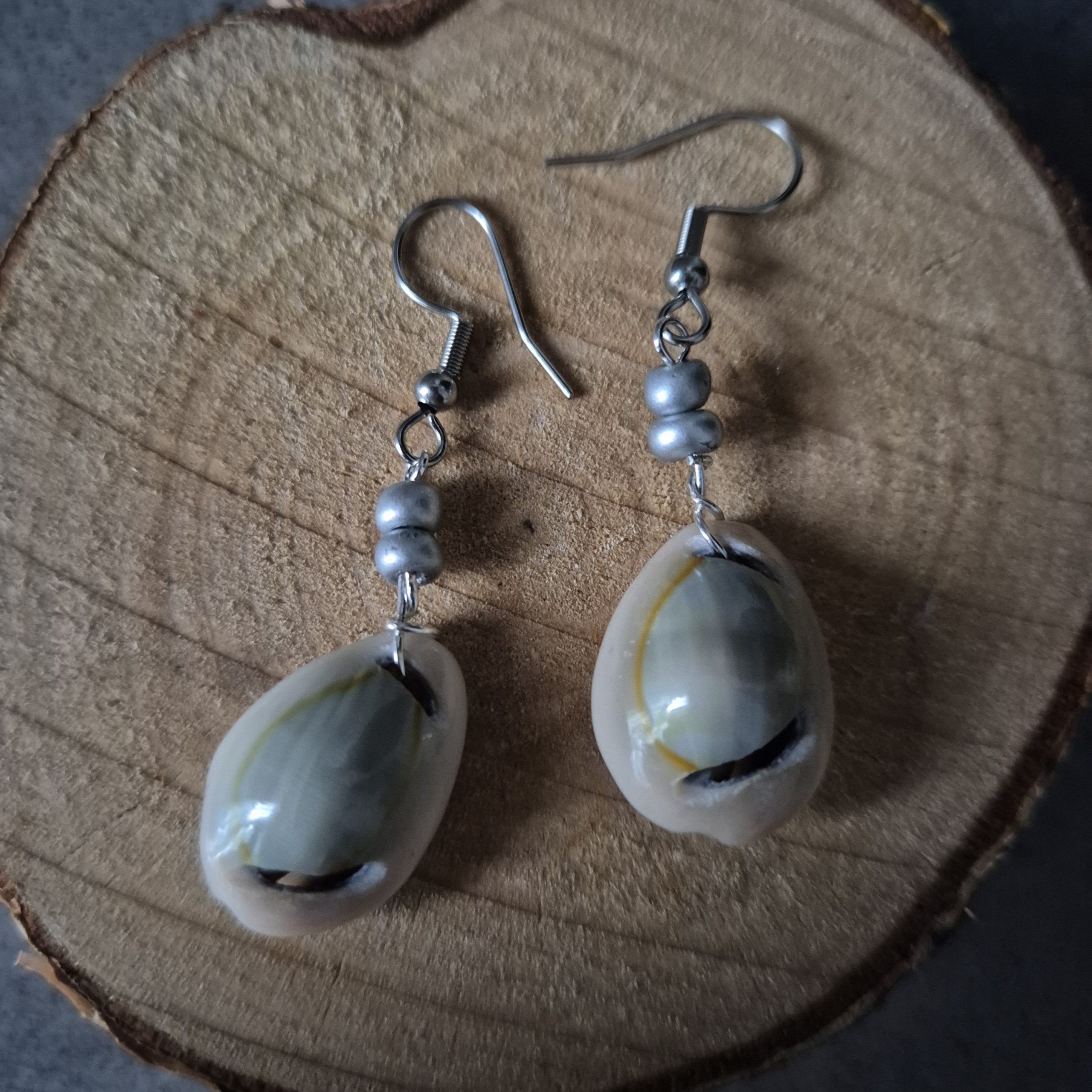 Boucles d’oreilles coquillage en acier inoxydable et perles noires – Image 5