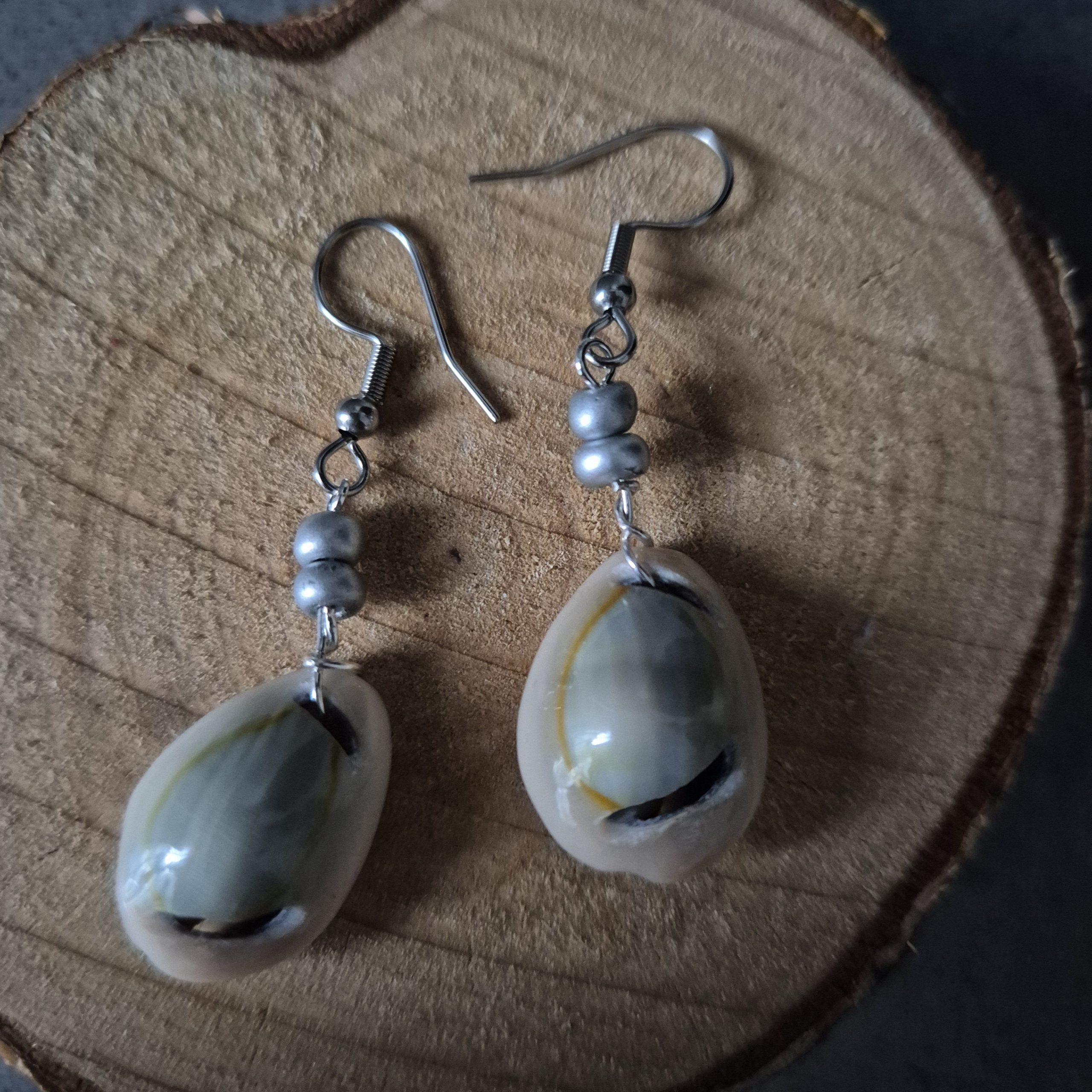 Boucles d’oreilles coquillage en acier inoxydable et perles noires – Image 4