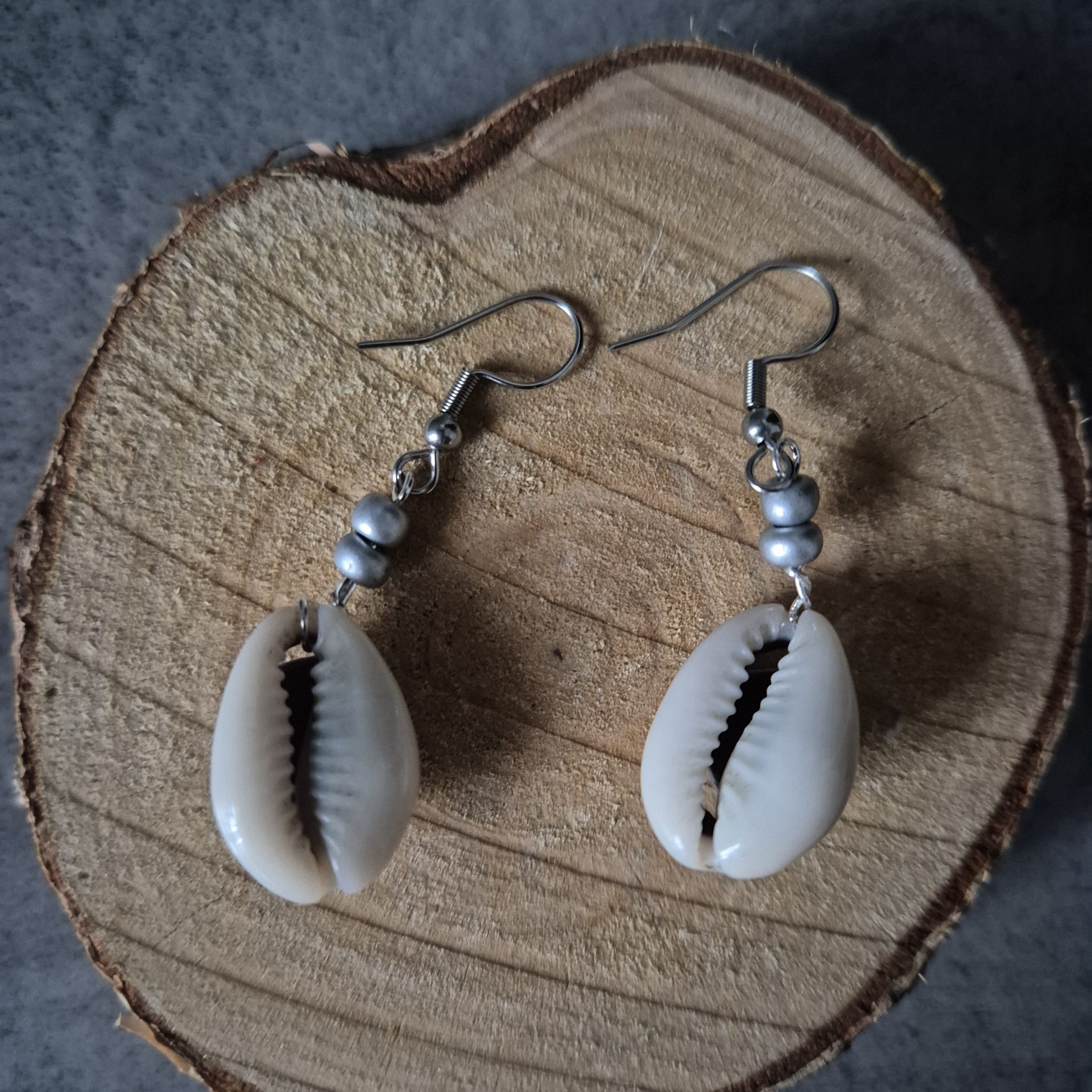 Boucles d’oreilles coquillage en acier inoxydable et perles noires