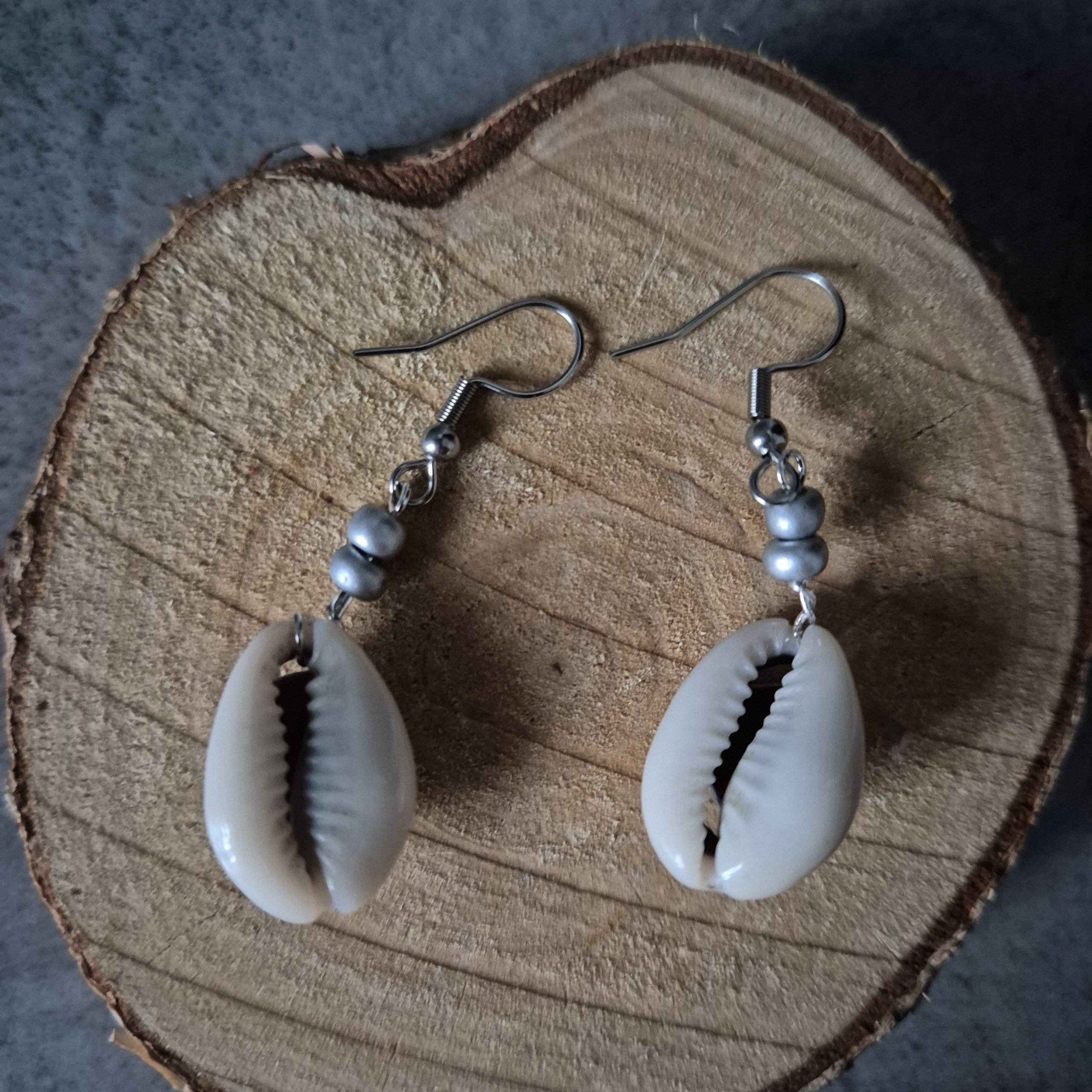 Boucles d’oreilles coquillage en acier inoxydable et perles noires – Image 2