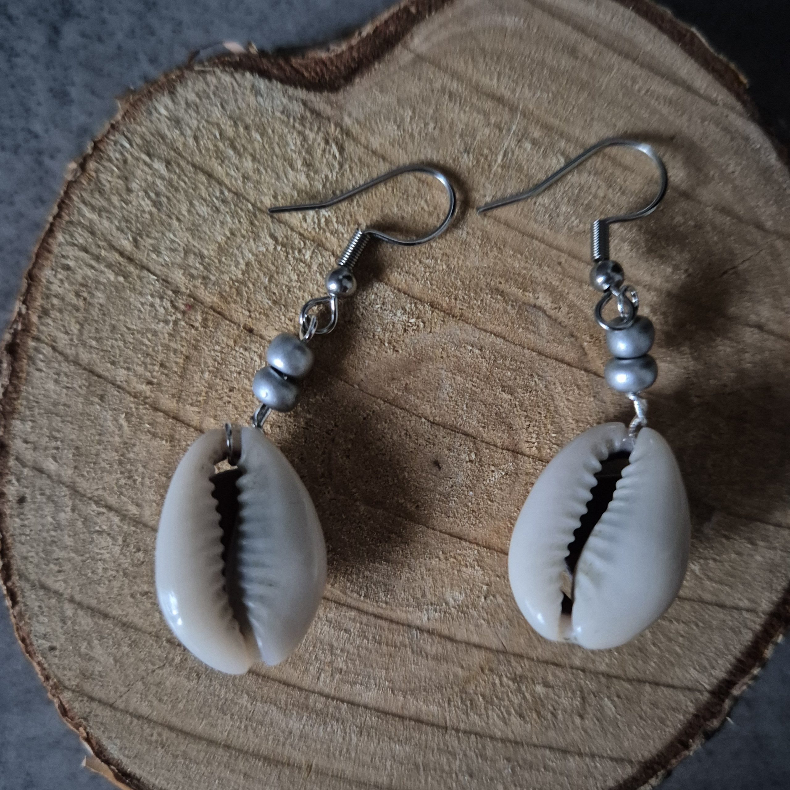 Boucles d’oreilles coquillage en acier inoxydable et perles noires – Image 3