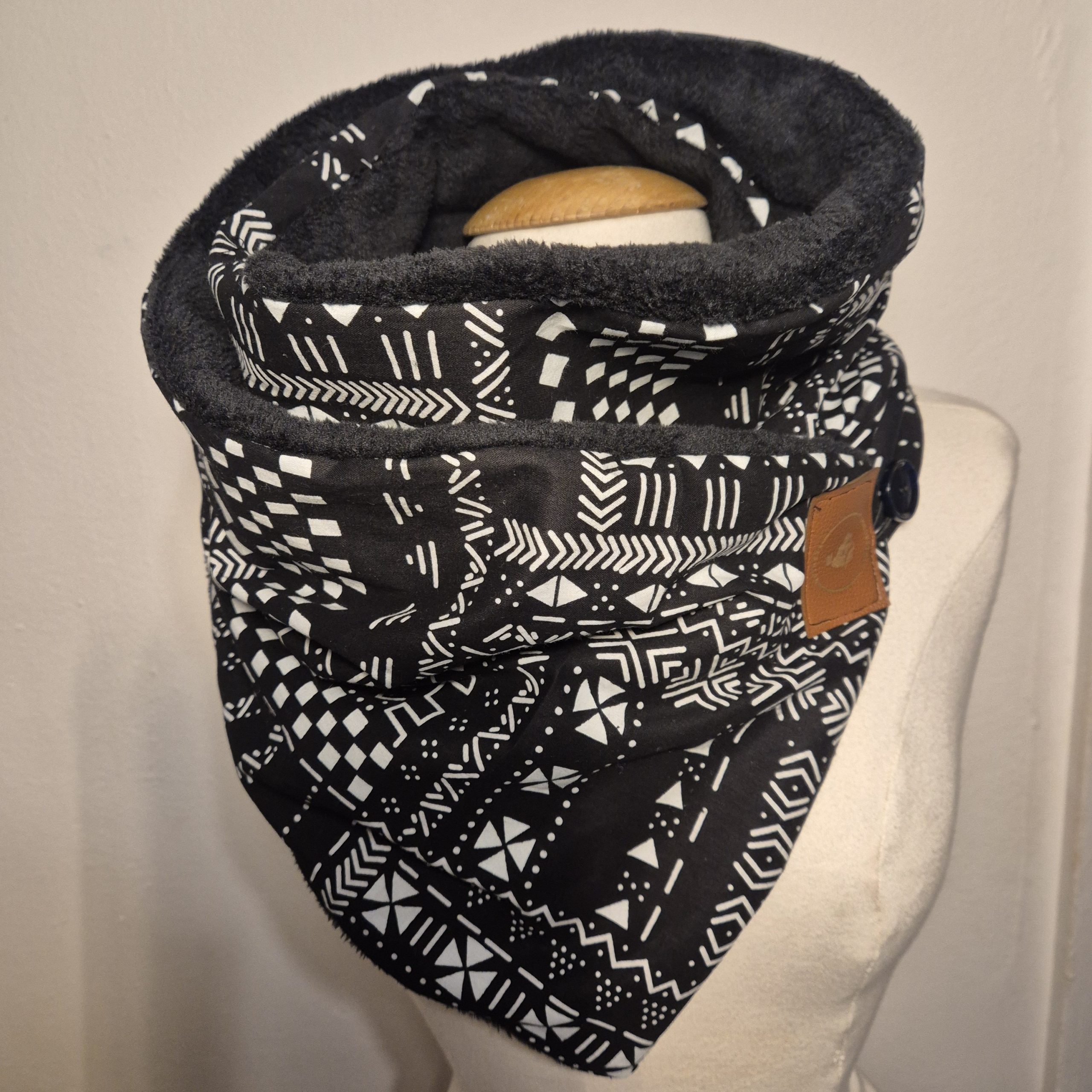 Écharpe Snood Réversible Tissu Wax et Polaire Noire | Foulard Africain Chaud | Cadeau Femme Fait Main| Blanc et Noir – Image 7