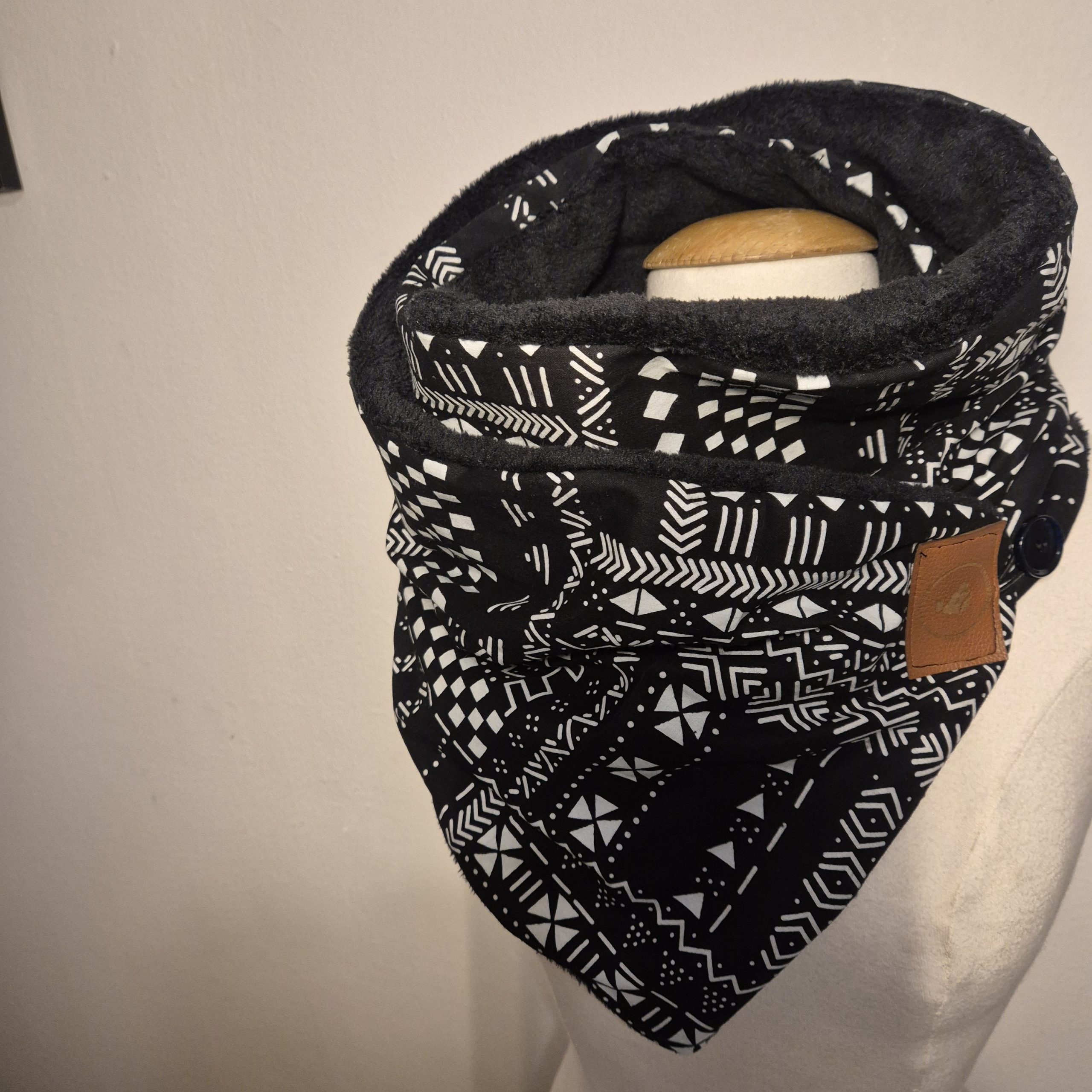Écharpe Snood Réversible Tissu Wax et Polaire Noire | Foulard Africain Chaud | Cadeau Femme Fait Main| Blanc et Noir – Image 4