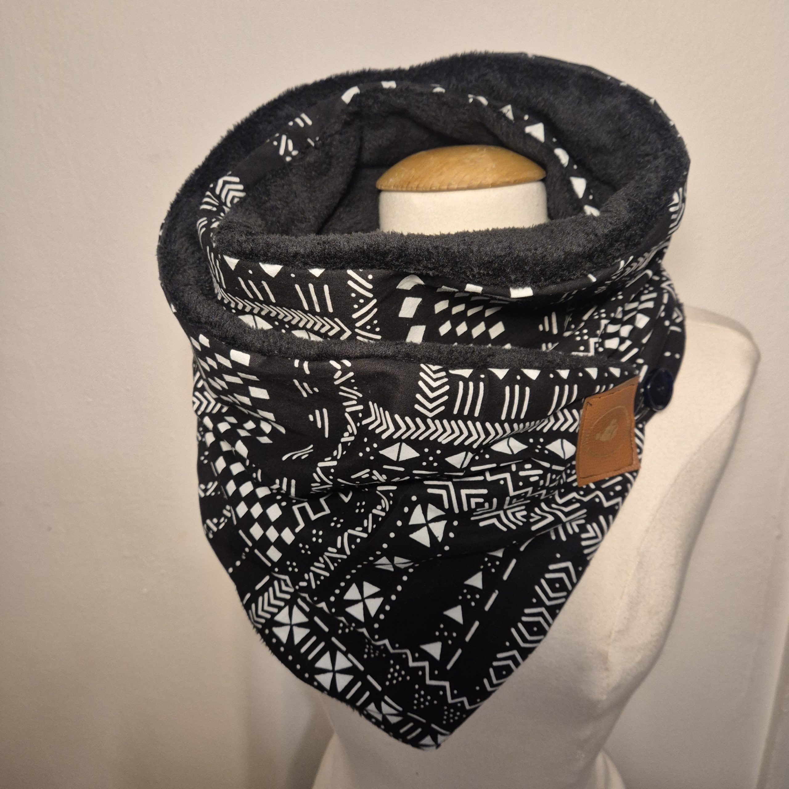 Écharpe Snood Réversible Tissu Wax et Polaire Noire | Foulard Africain Chaud | Cadeau Femme Fait Main| Blanc et Noir – Image 9