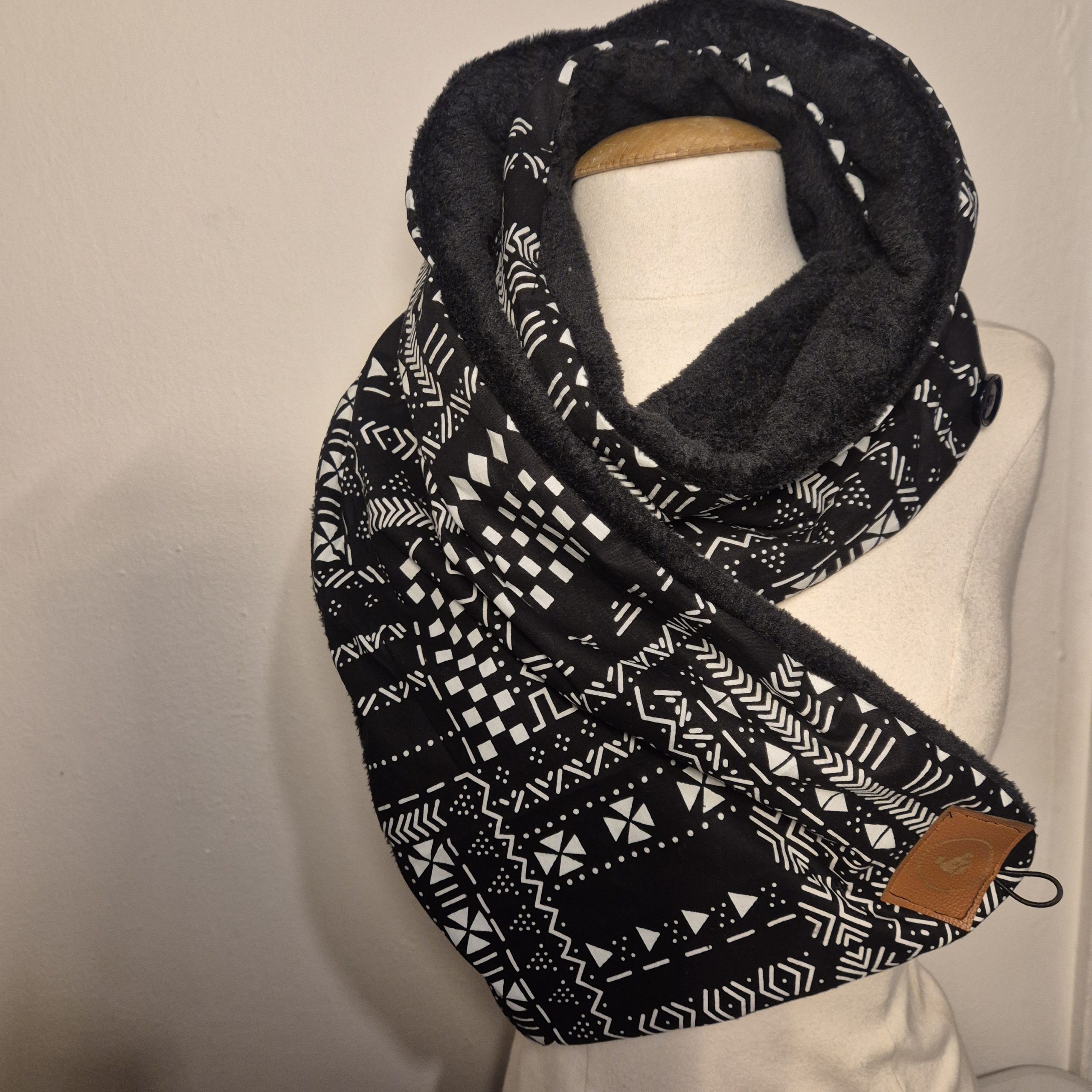 Écharpe Snood Réversible Tissu Wax et Polaire Noire | Foulard Africain Chaud | Cadeau Femme Fait Main| Blanc et Noir – Image 2