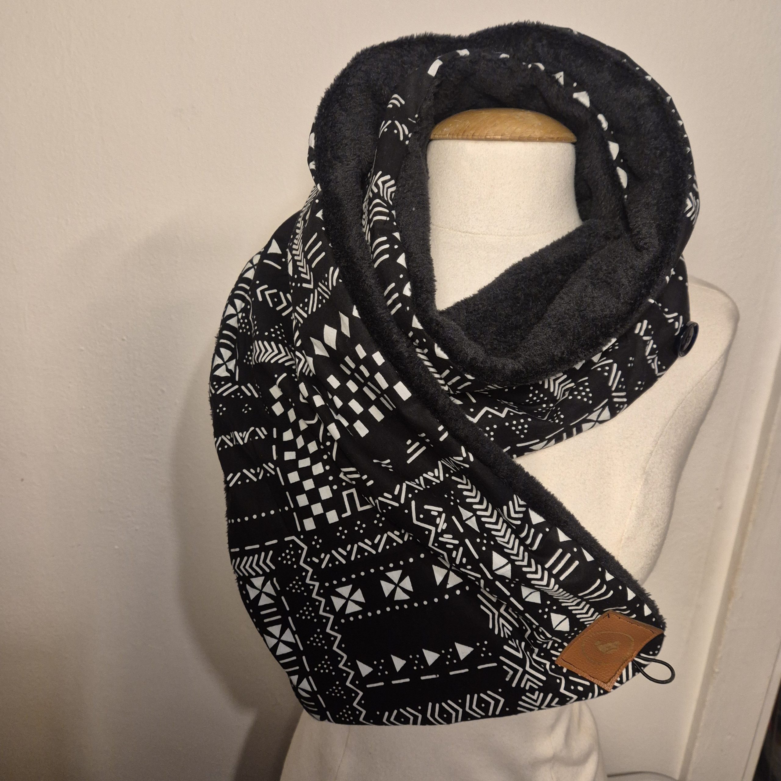 Écharpe Snood Réversible Tissu Wax et Polaire Noire | Foulard Africain Chaud | Cadeau Femme Fait Main| Blanc et Noir – Image 8