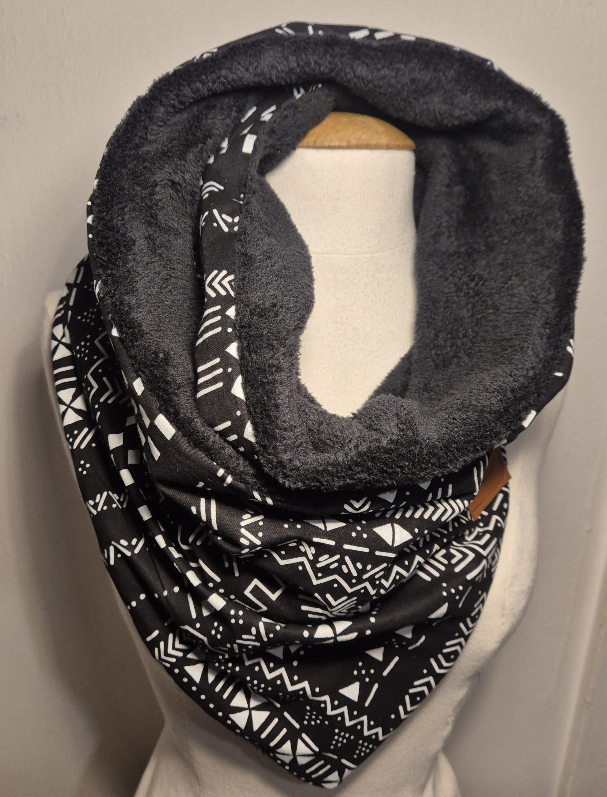 Écharpe Snood Réversible Tissu Wax et Polaire Noire | Foulard Africain Chaud | Cadeau Femme Fait Main| Blanc et Noir
