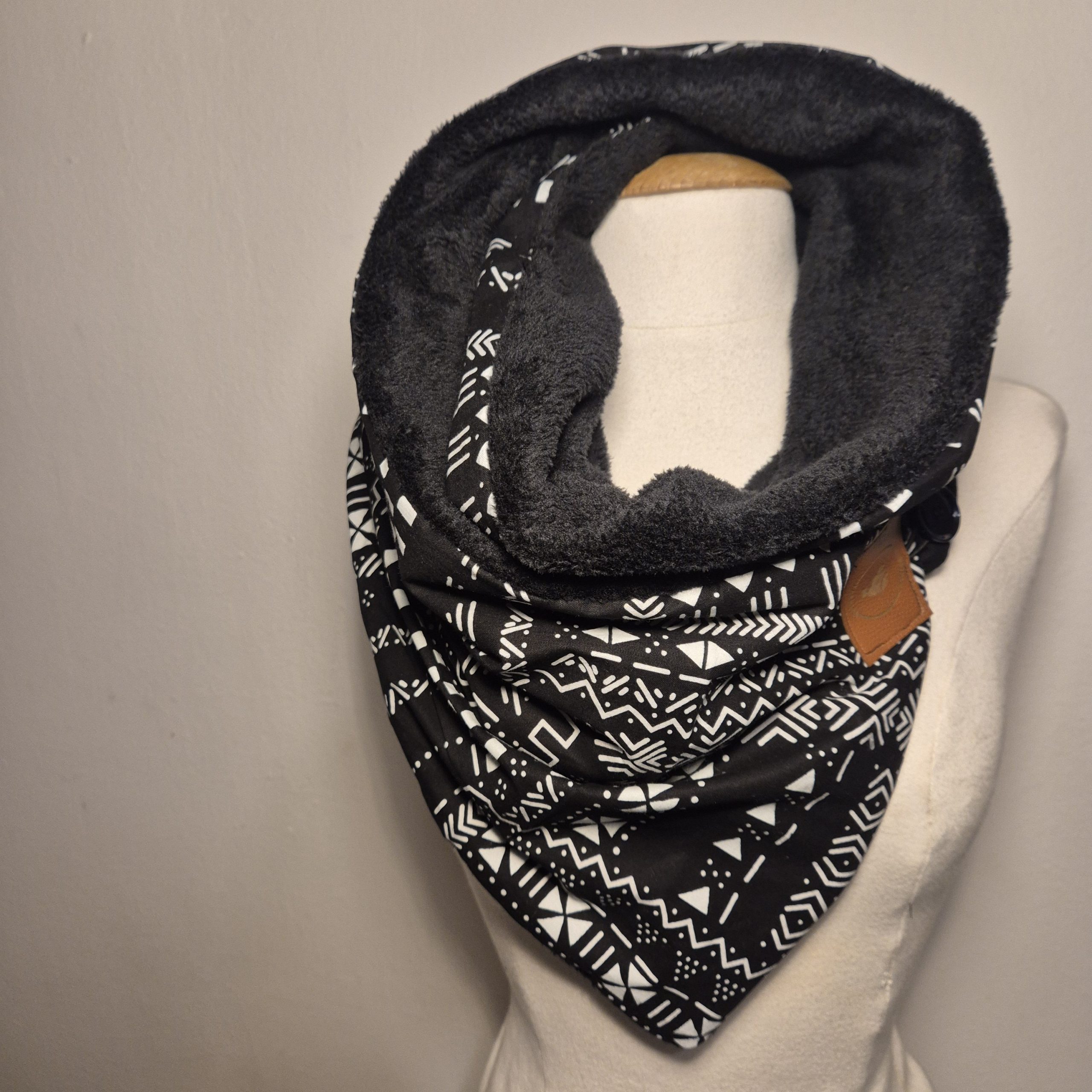 Écharpe Snood Réversible Tissu Wax et Polaire Noire | Foulard Africain Chaud | Cadeau Femme Fait Main| Blanc et Noir – Image 3
