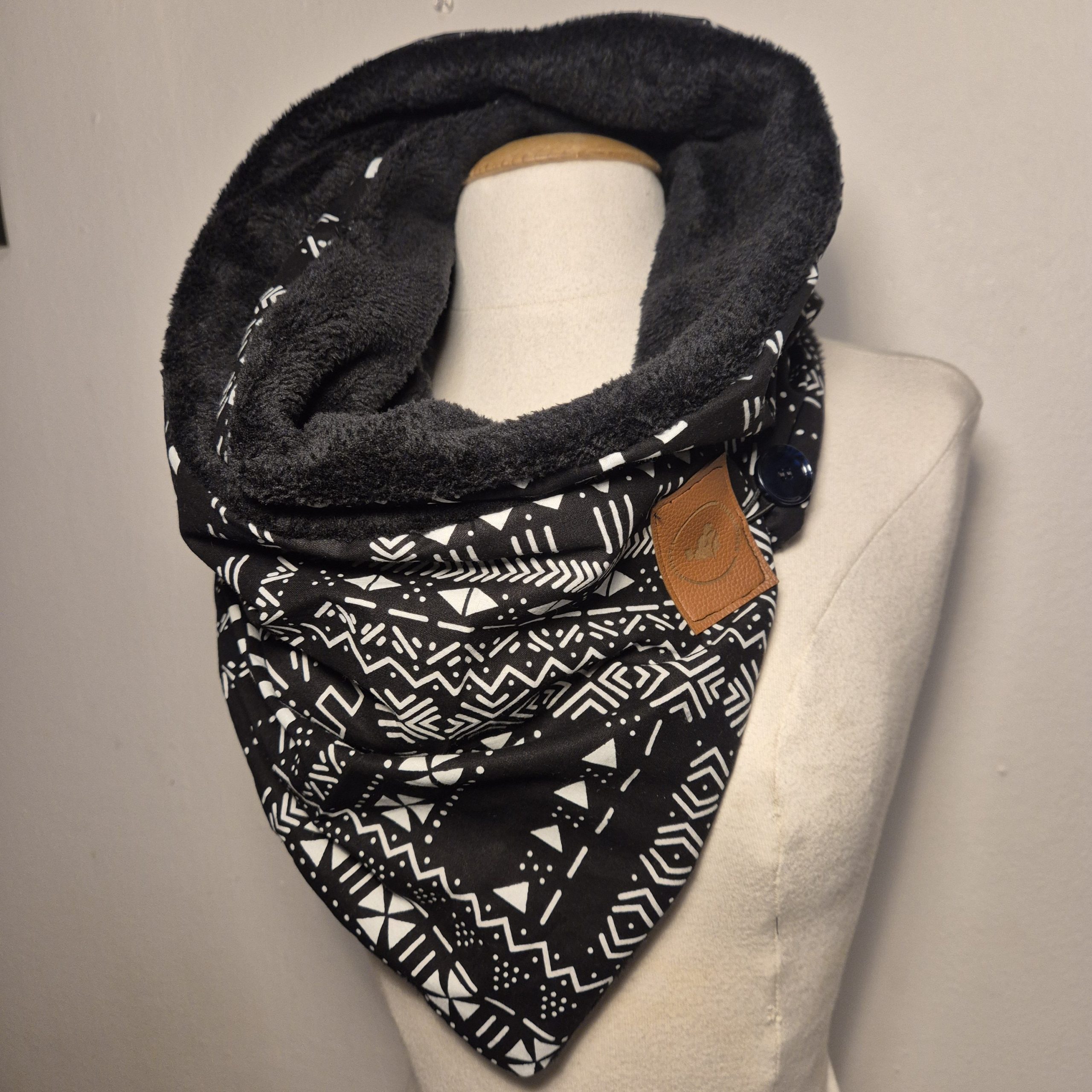 Écharpe Snood Réversible Tissu Wax et Polaire Noire | Foulard Africain Chaud | Cadeau Femme Fait Main| Blanc et Noir – Image 6