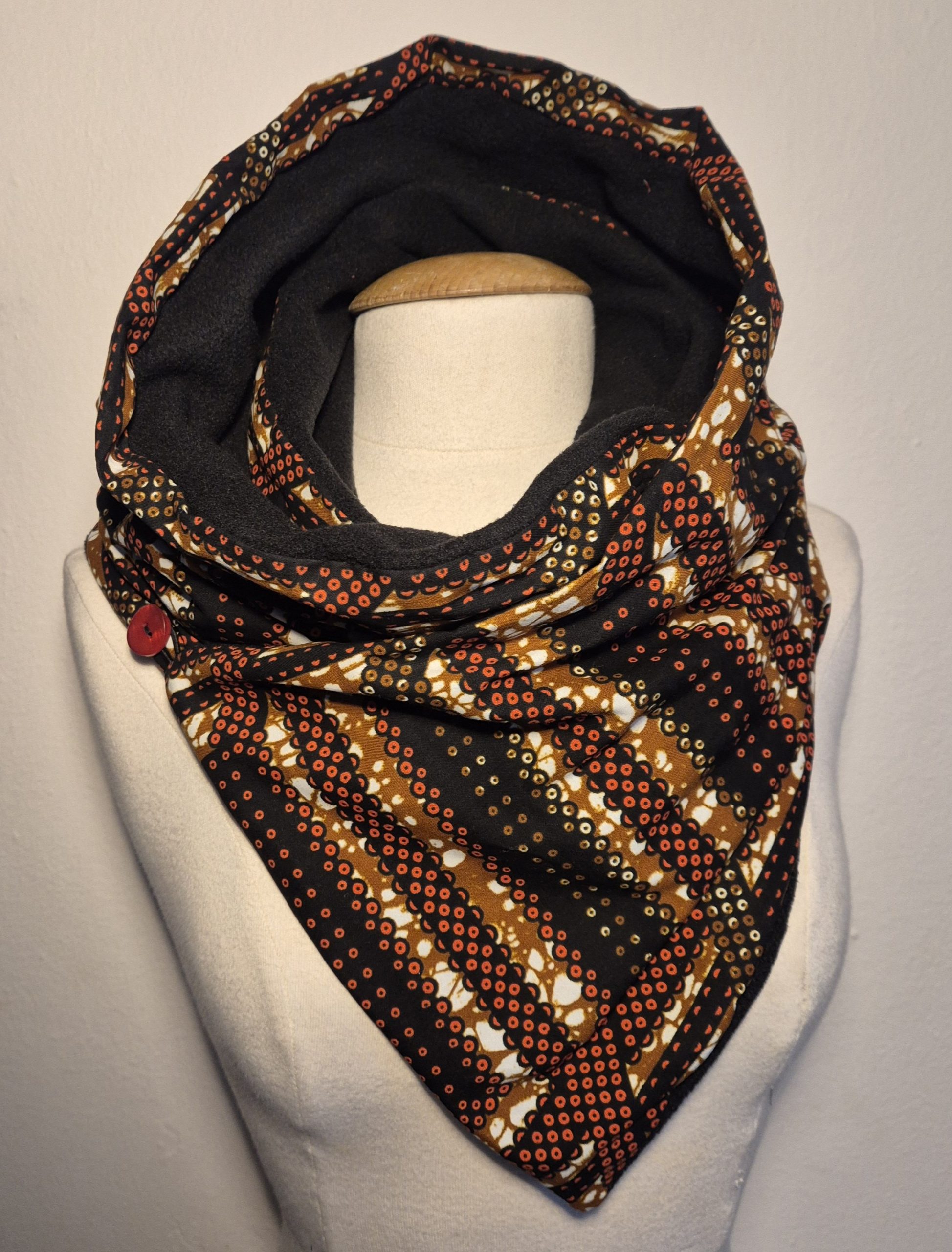 Écharpe Snood Réversible Tissu Wax et Polaire Noire | Foulard Africain Chaud | Cadeau Femme Fait Main| Couler Marron et Noir – Image 4