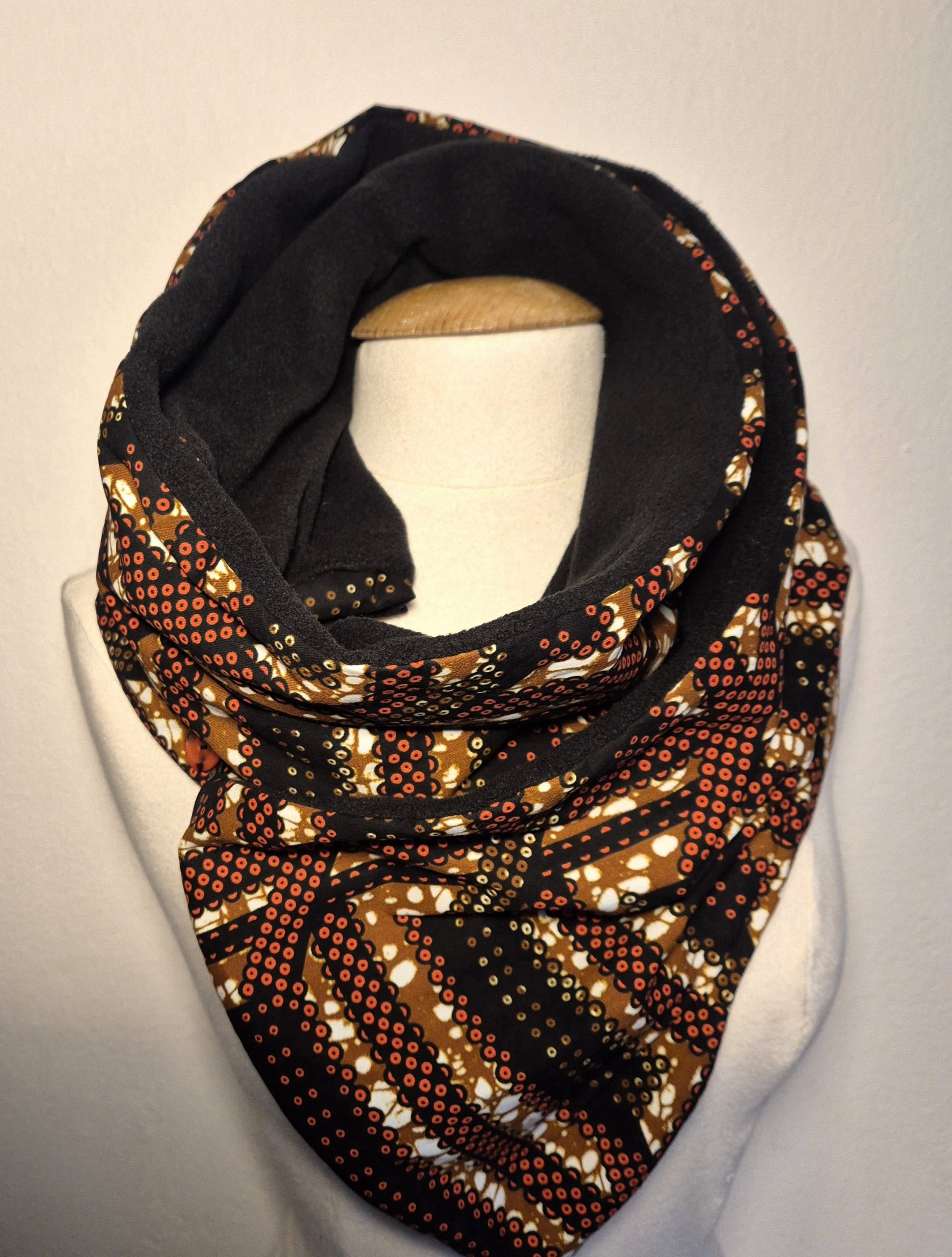 Écharpe Snood Réversible Tissu Wax et Polaire Noire | Foulard Africain Chaud | Cadeau Femme Fait Main| Couler Marron et Noir – Image 6