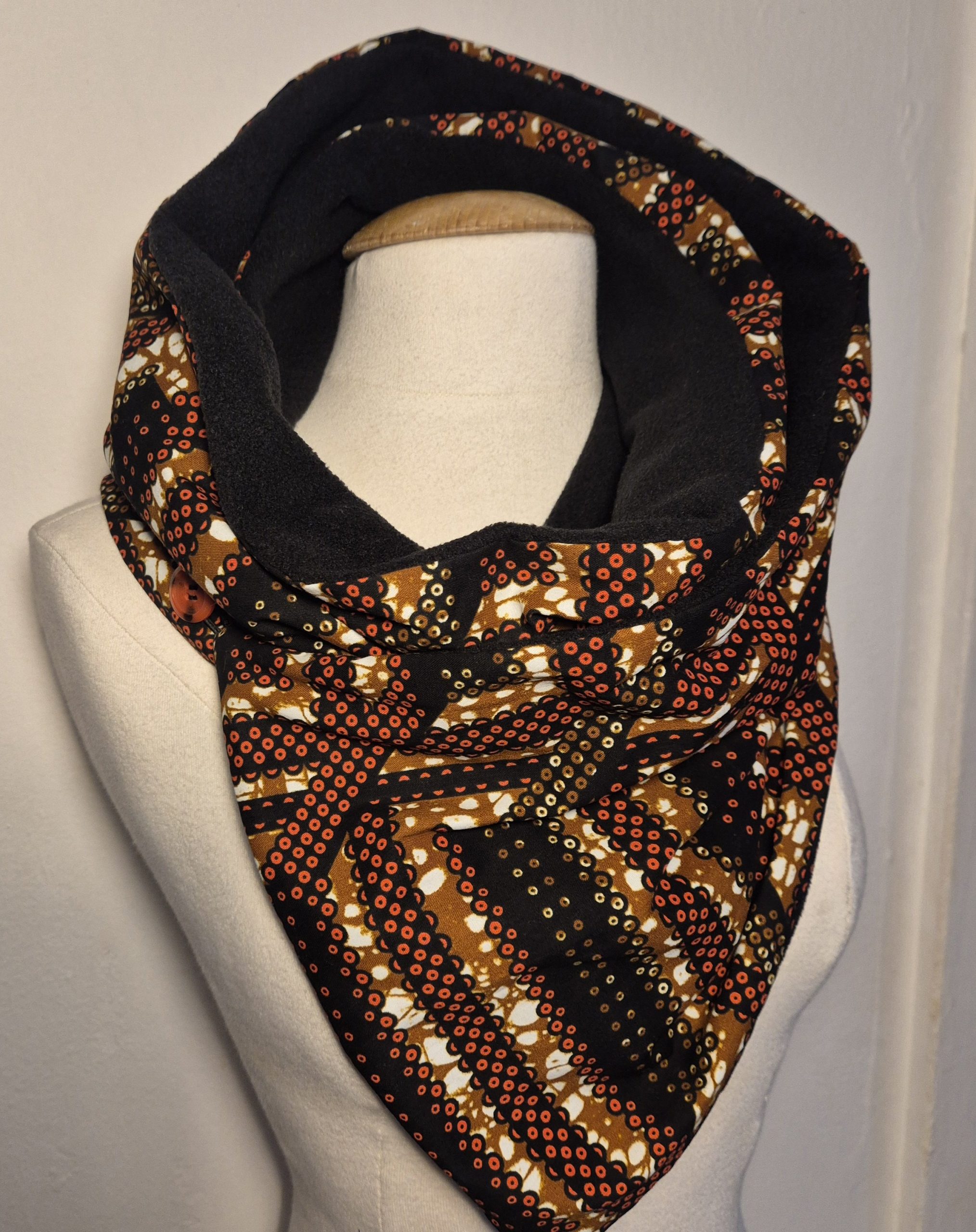 Écharpe Snood Réversible Tissu Wax et Polaire Noire | Foulard Africain Chaud | Cadeau Femme Fait Main| Couler Marron et Noir – Image 3
