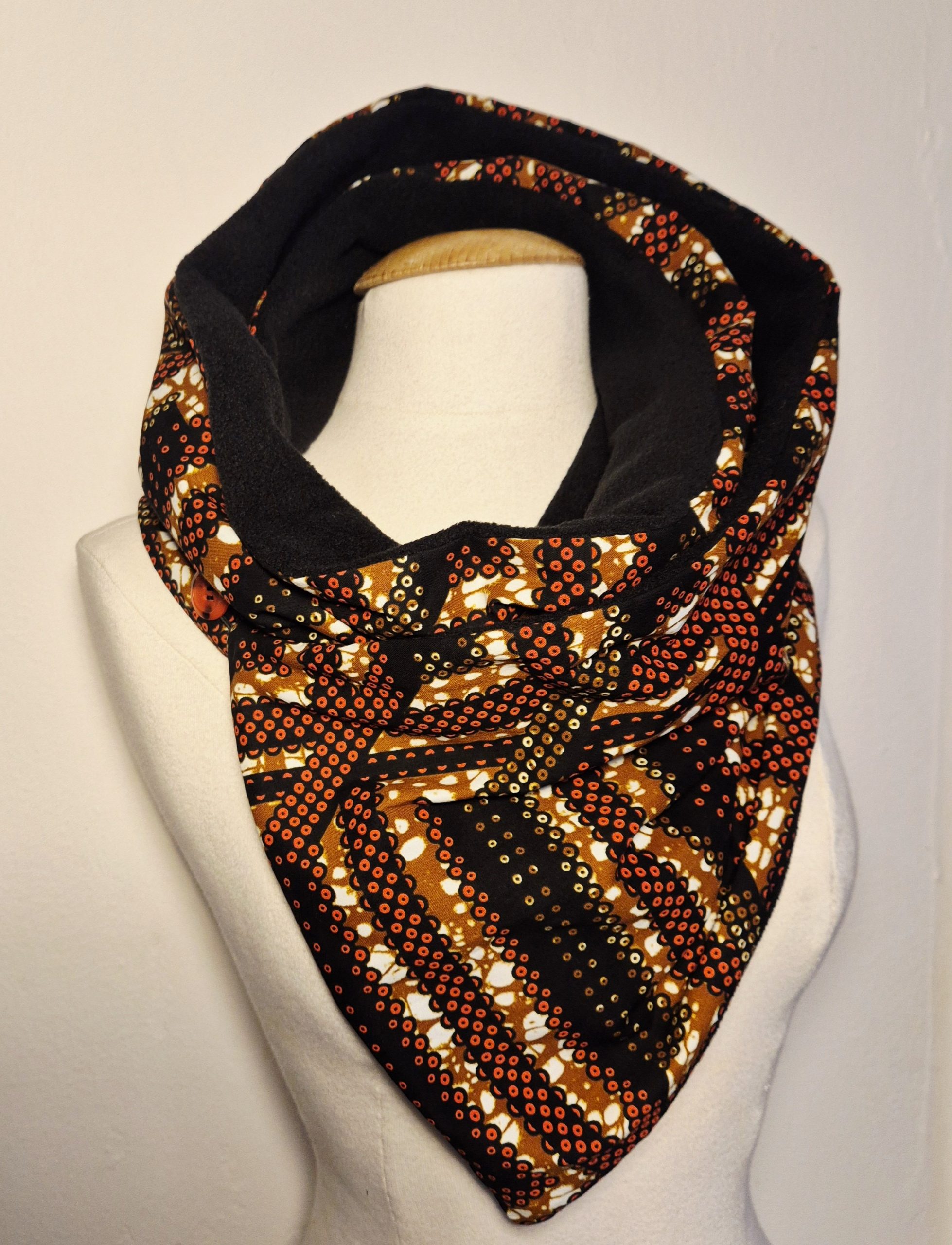 Écharpe Snood Réversible Tissu Wax et Polaire Noire | Foulard Africain Chaud | Cadeau Femme Fait Main| Couler Marron et Noir – Image 5