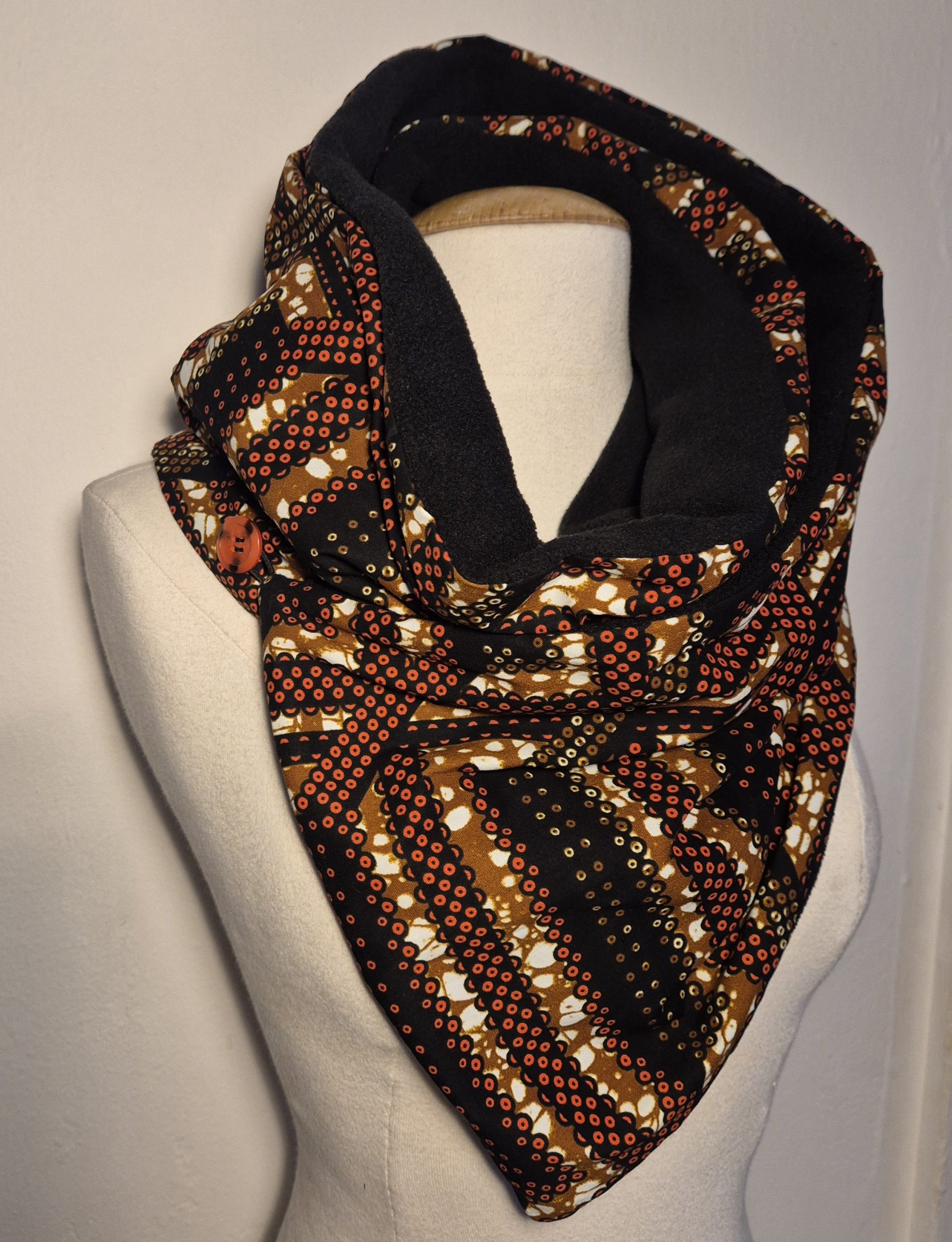 Écharpe Snood Réversible Tissu Wax et Polaire Noire | Foulard Africain Chaud | Cadeau Femme Fait Main| Couler Marron et Noir – Image 2